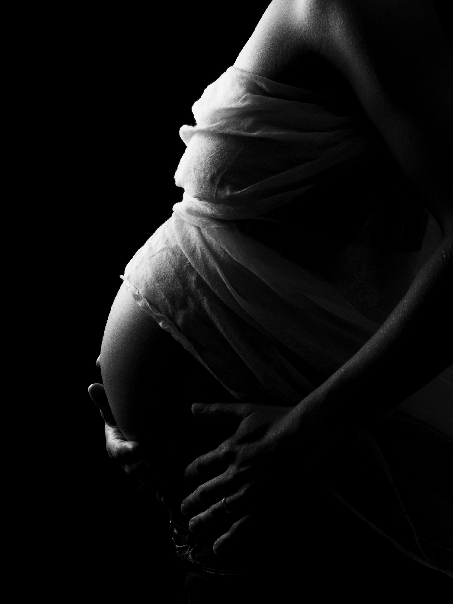 contours d'une silhouette de ventre de femme enceinte qui porte un voile au niveau de la poitrine