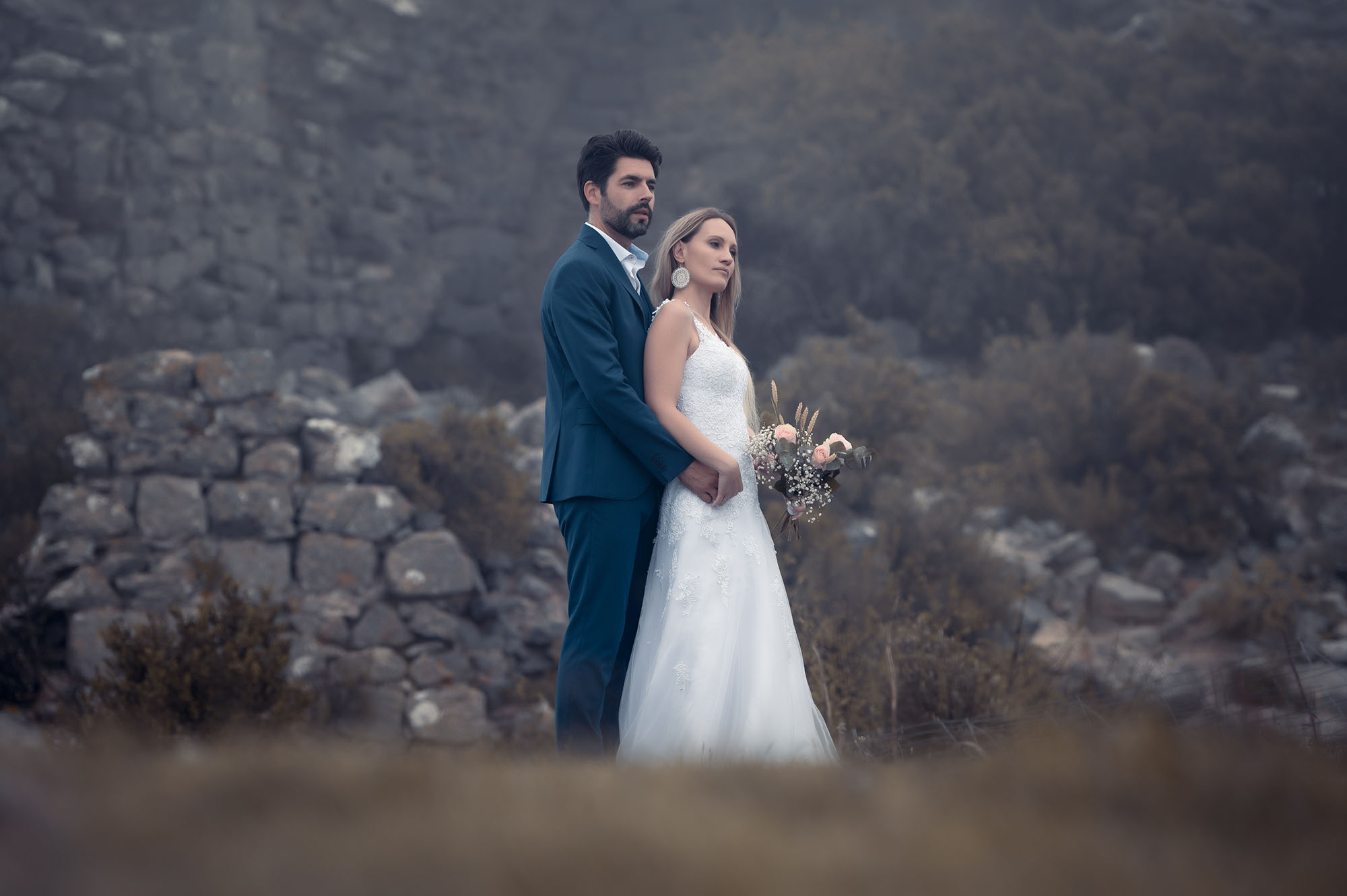 Photo d'un couple de jeunes mariés prise dans le brouillard