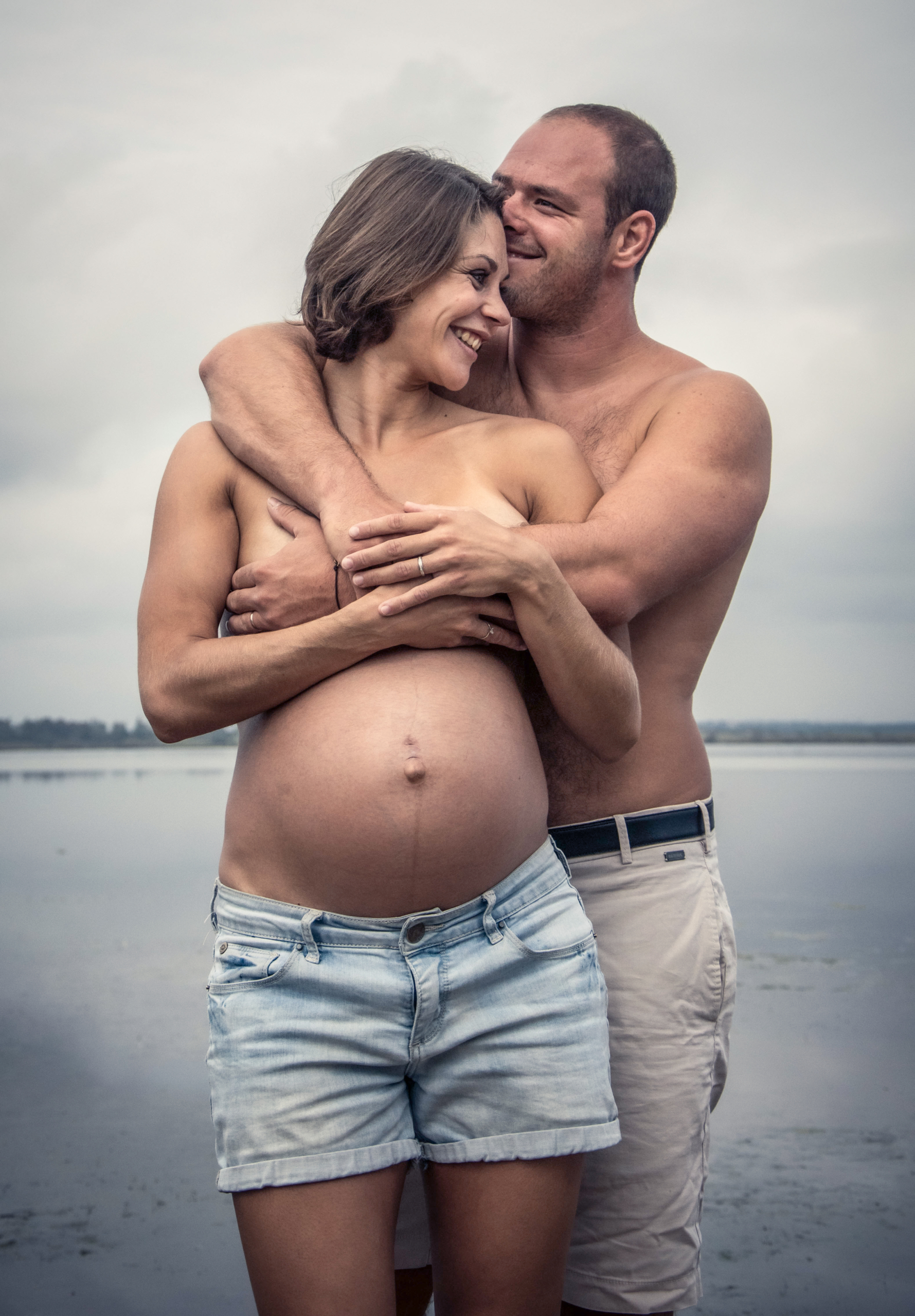 photo d'un couple avec une femme enceinte. Ils ont entrelacés