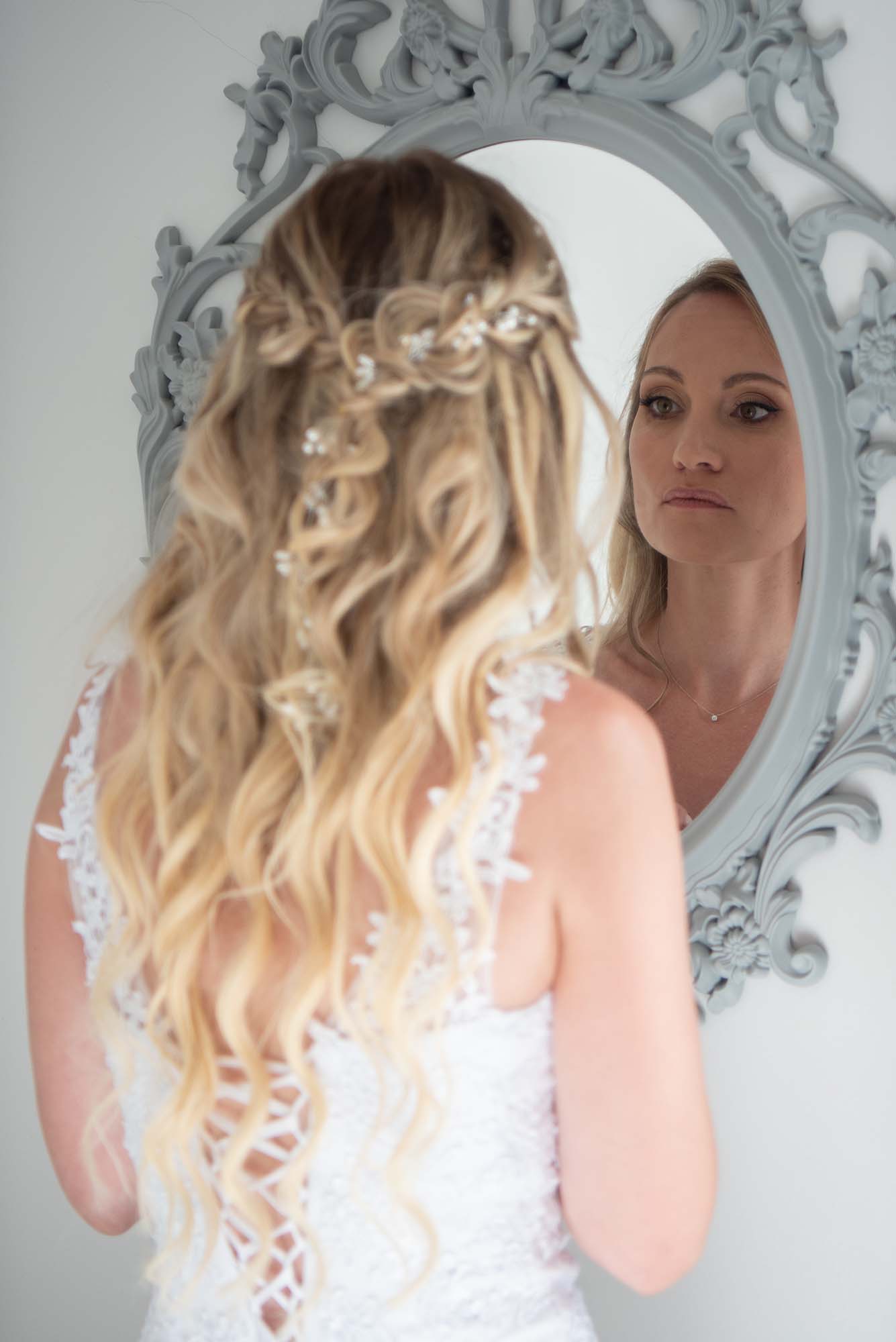 photo d'une mariée se regardant dans le miroir