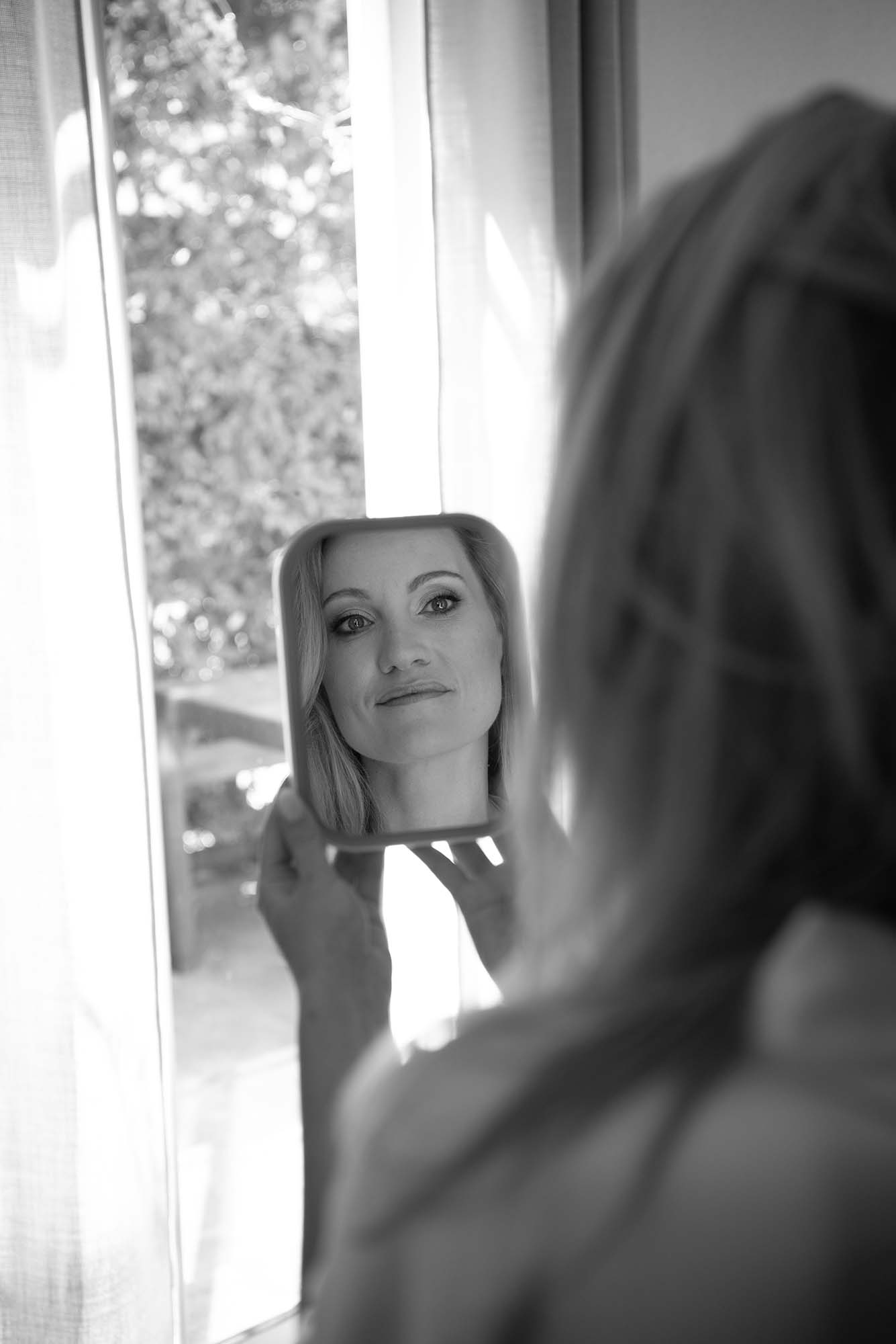 photo d'une femme qui se regarde dans le miroir