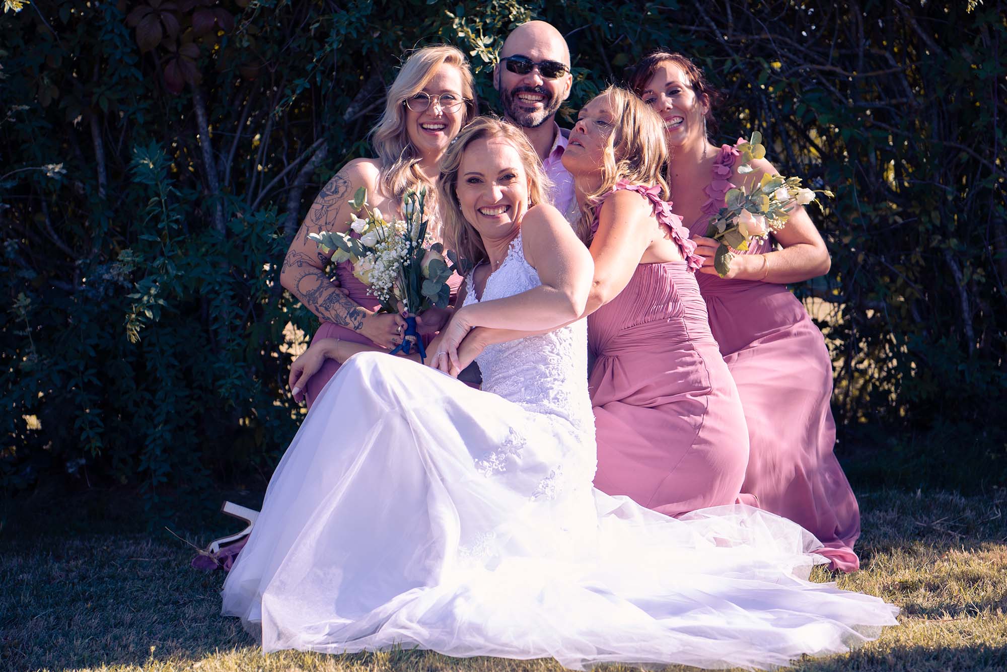 photo d'une mariée avec ses demoiselles d'honneur en train de rigoler