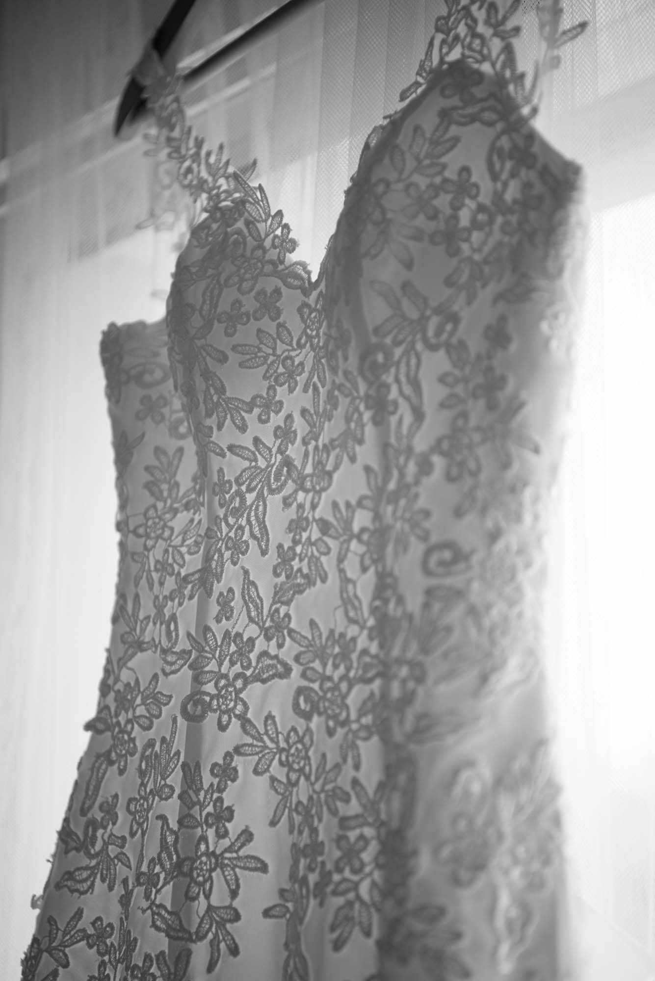 photo noir et blanc sur le bustier d'une robe de mariée en contre jour