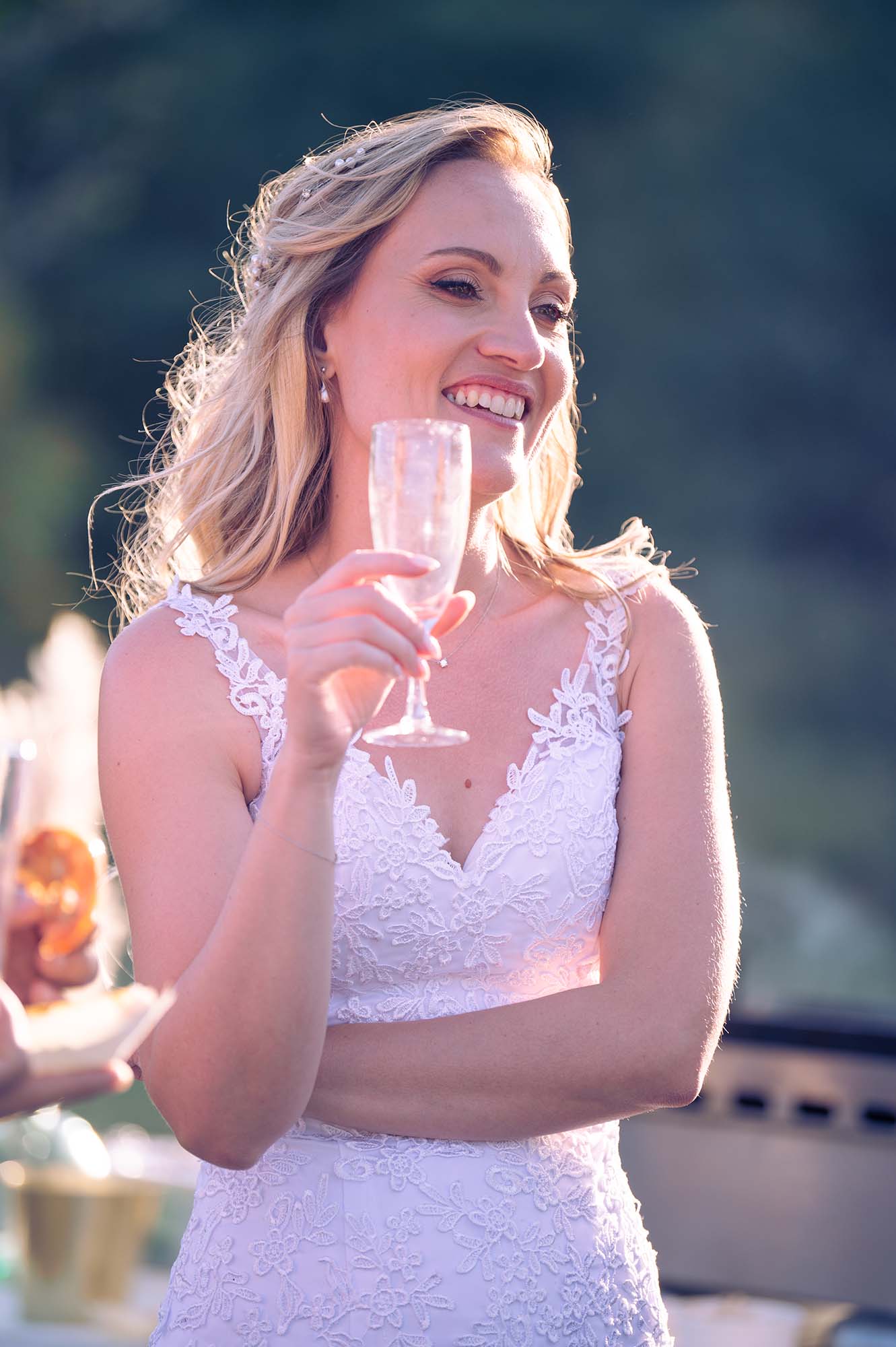 photo d'une mariée en train de boire une coupe de champagne