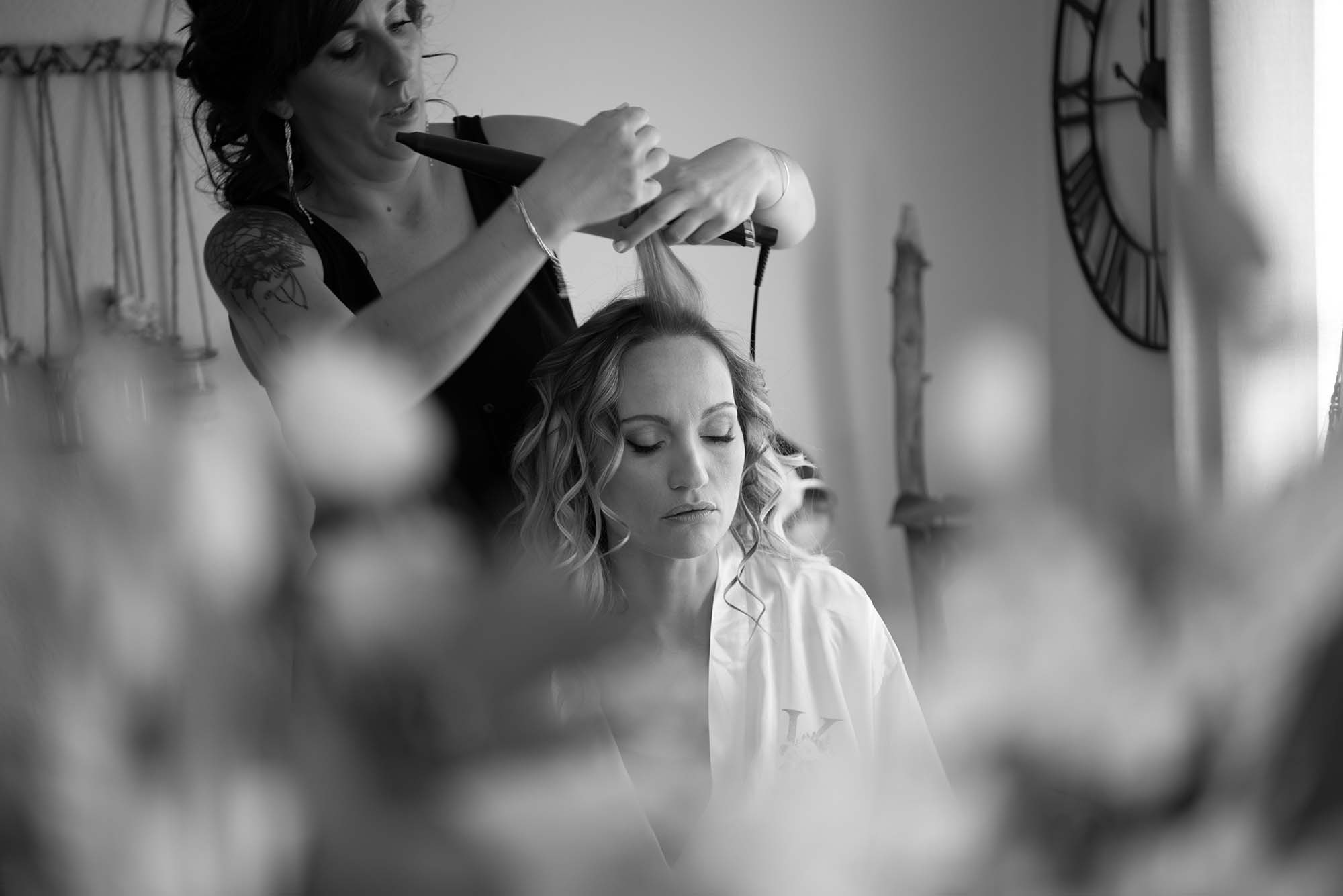 photo noir et blanc d'une femme en train de se faire coiffer