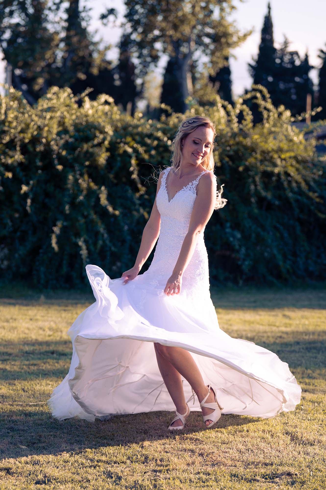 photo d'une mariée en train de jouer avec sa robe