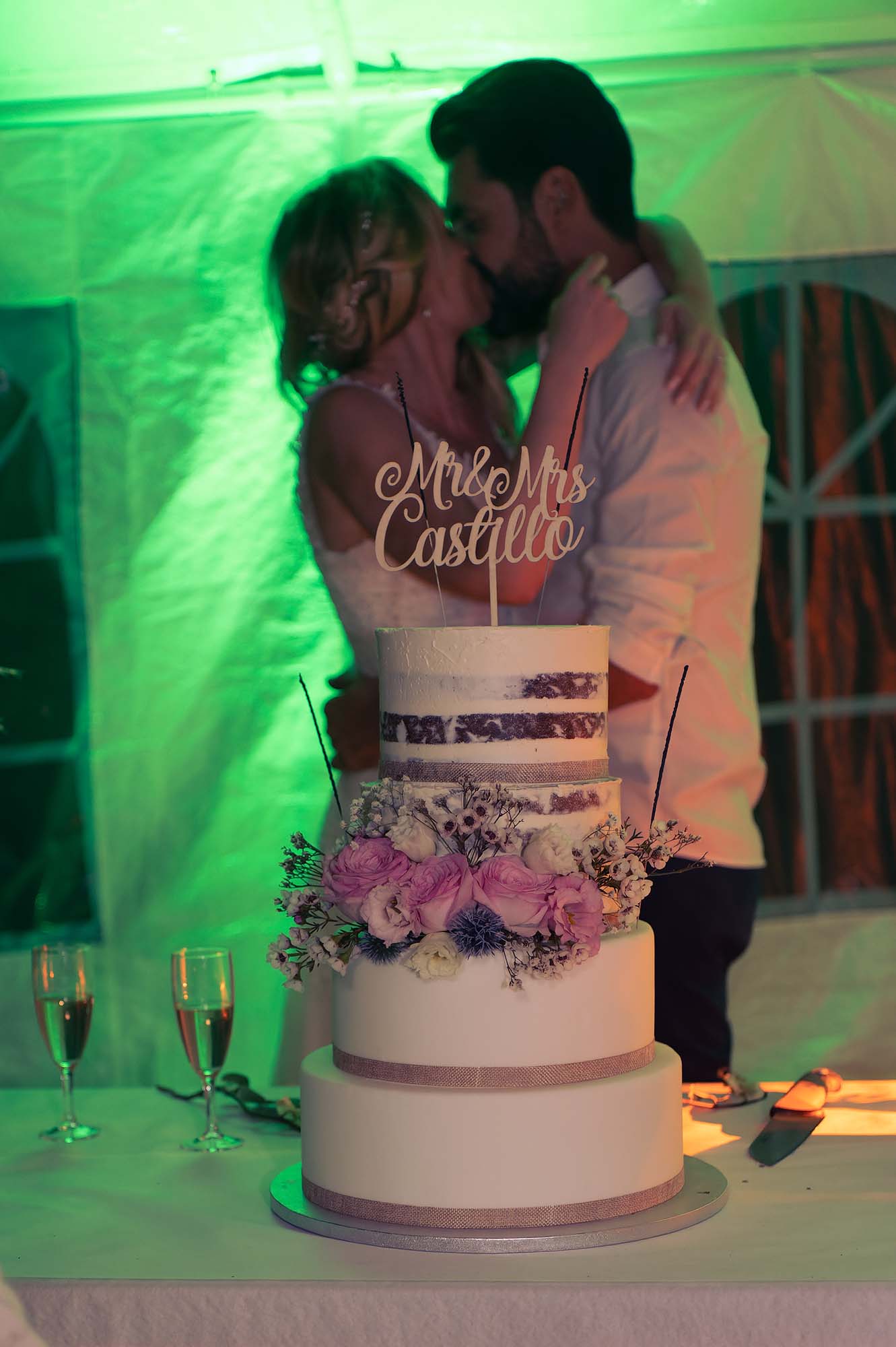 photos d'un couple de mariés devant leur gâteau en train de s'embrasser