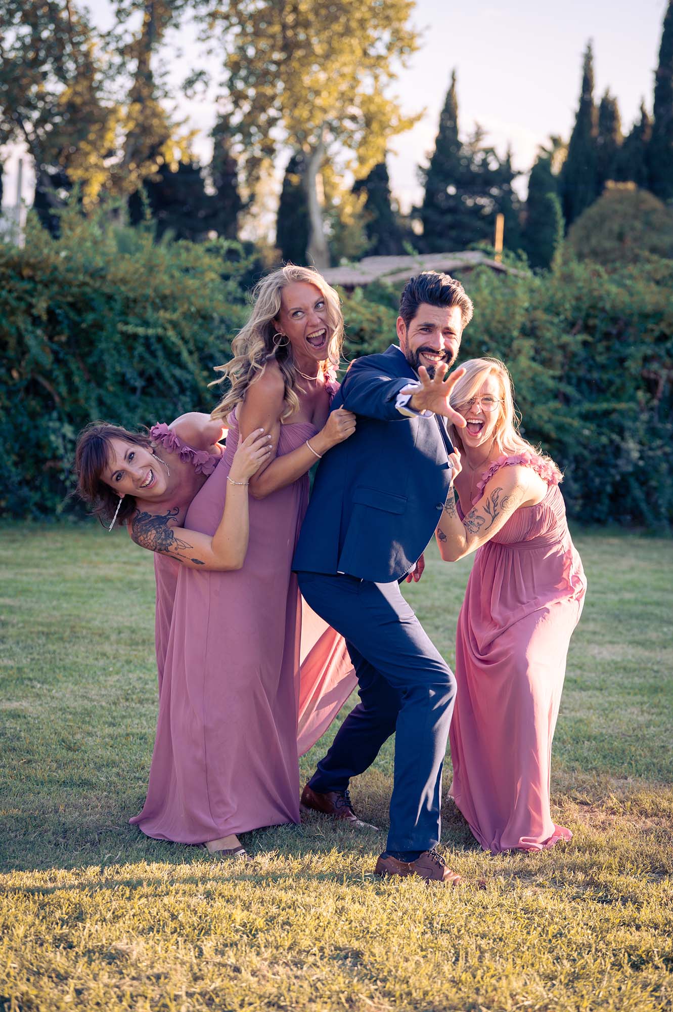 photo d'un marié entouré des demoiselles d'honneur vêtues d'une robe rose