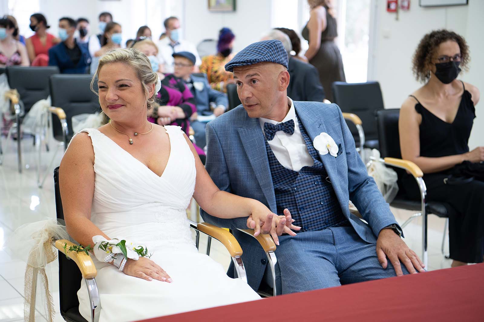 couple de mariés assis lors de la cérémonie civile de leur mariage