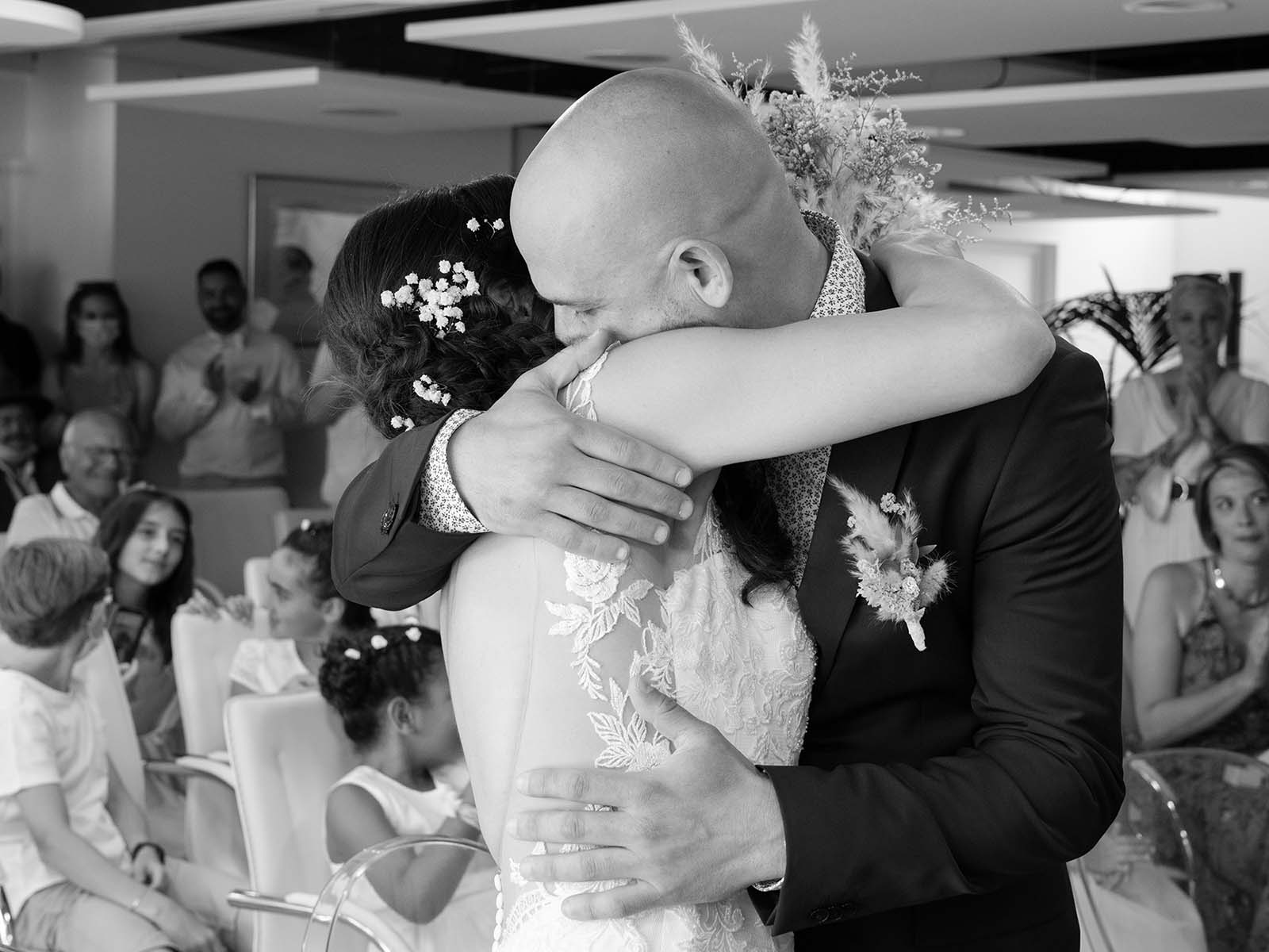 photo noir et blanc d'un couple de marié en train de s'enlacer