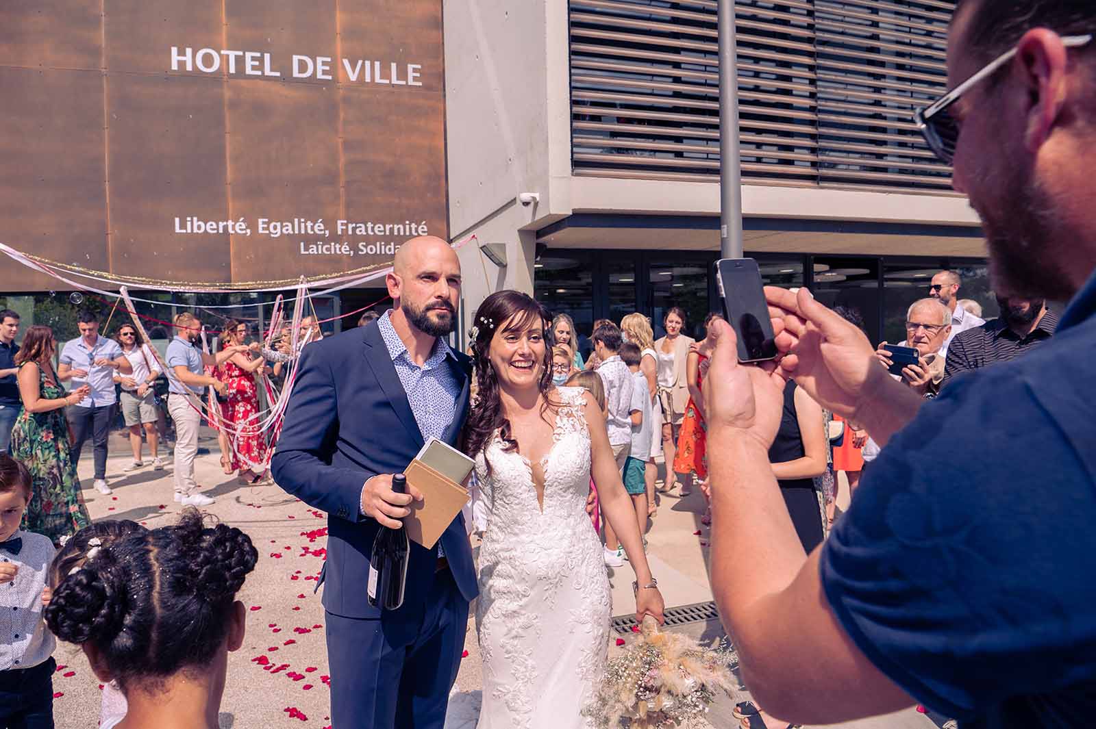 photo de mariés à la sortie de la mairie
