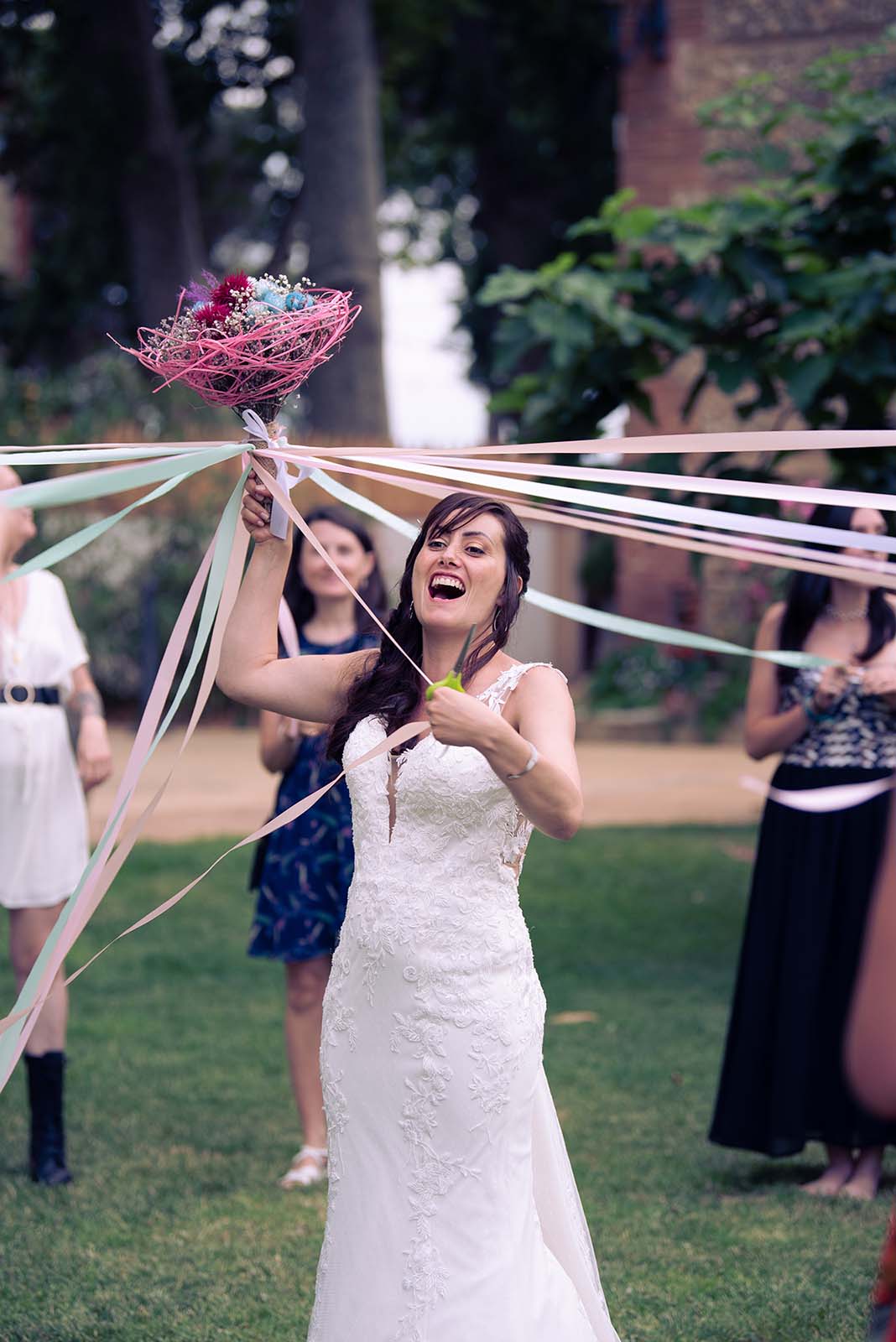 jeu du ruban lors d'un mariage on y voit la mariée éclatant de rire