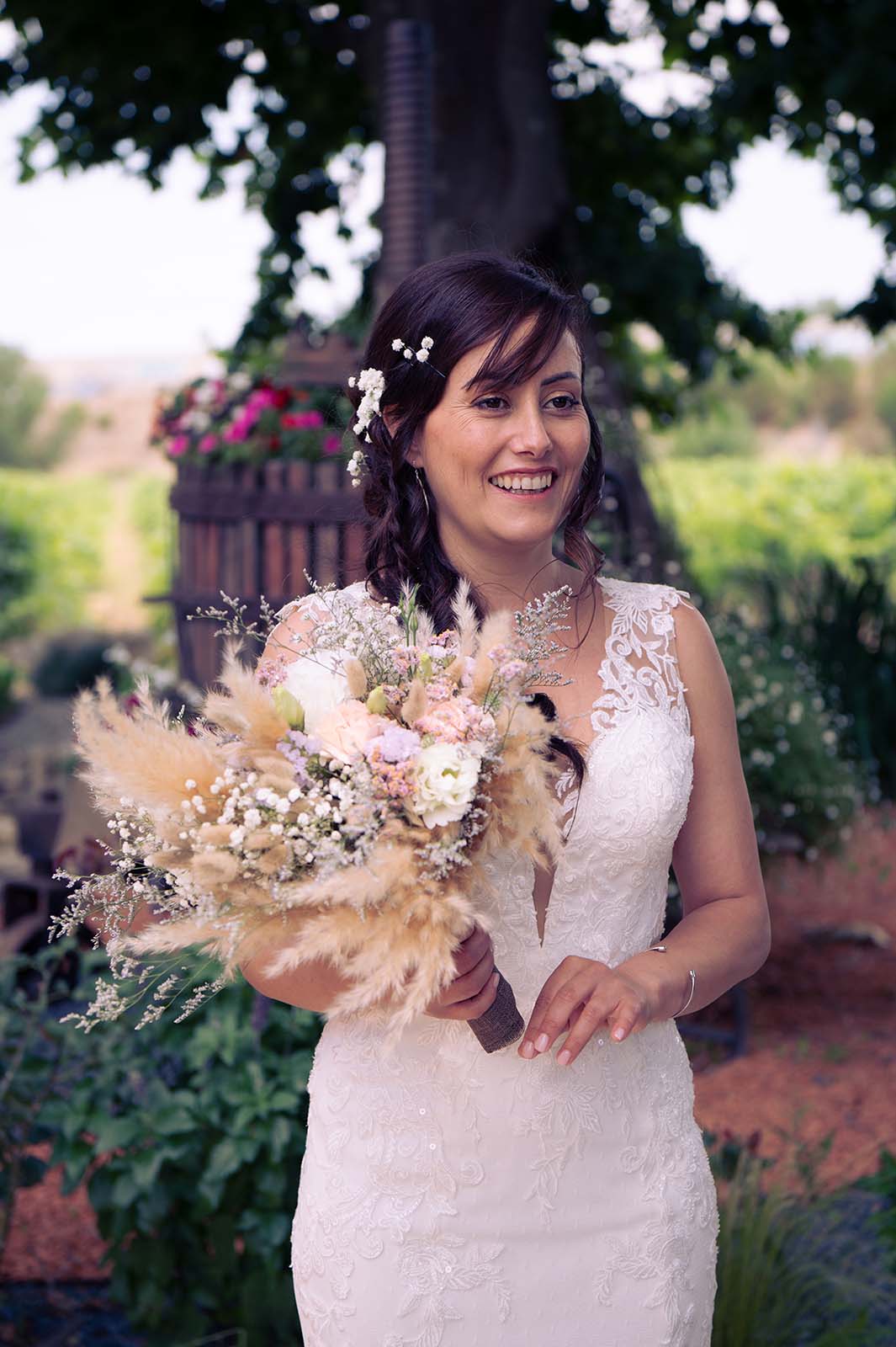 portrait d'une mariée avec son bouquet de fleur à la main