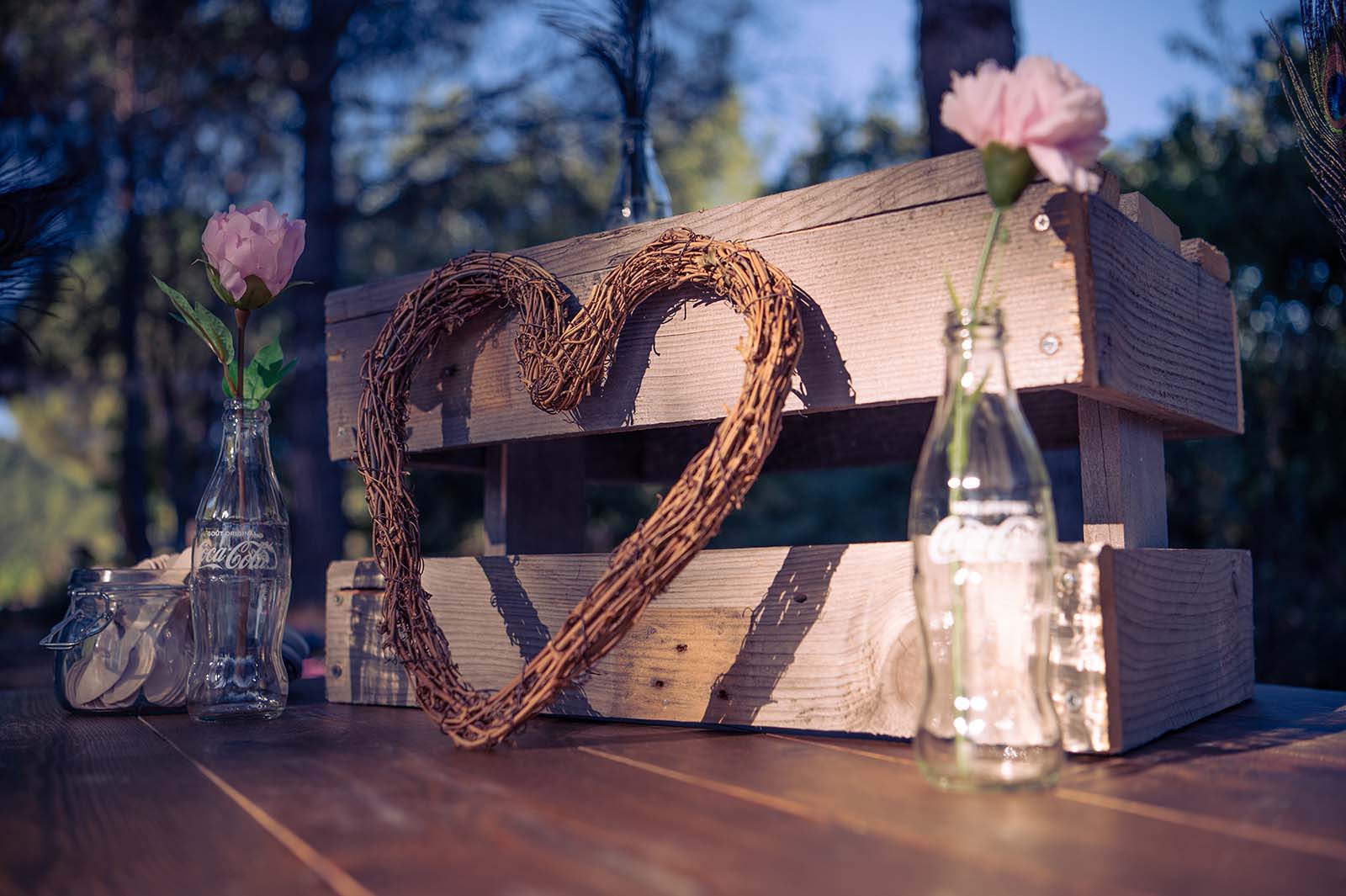 décoration de mariage composée d'une caisse en bois et d'un cœur en osier