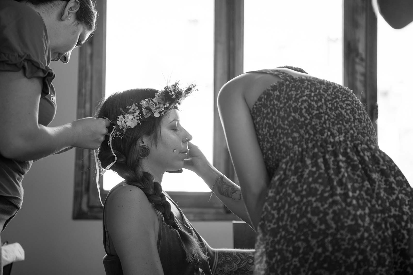 photo noir et blanc d'une dame en train de se faire maquiller et coiffer