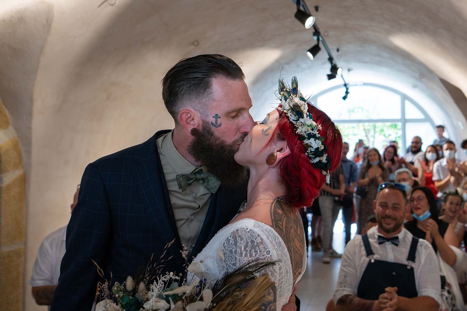 deux mariés en train de s'embrasser lors de la cérémonie civile de leur mariage