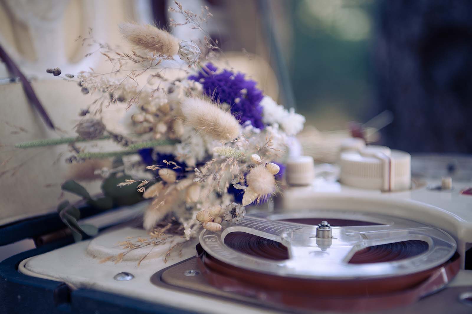 photos d'un bouquet de fleur séchées sur un vieux poste de radio