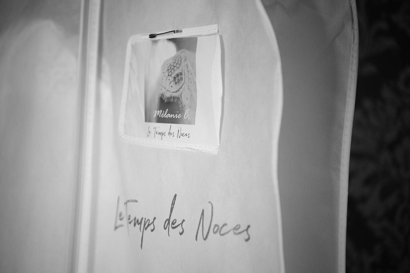 photo noir et blanc d'un gros plan sur la housse d'une robe de mariés