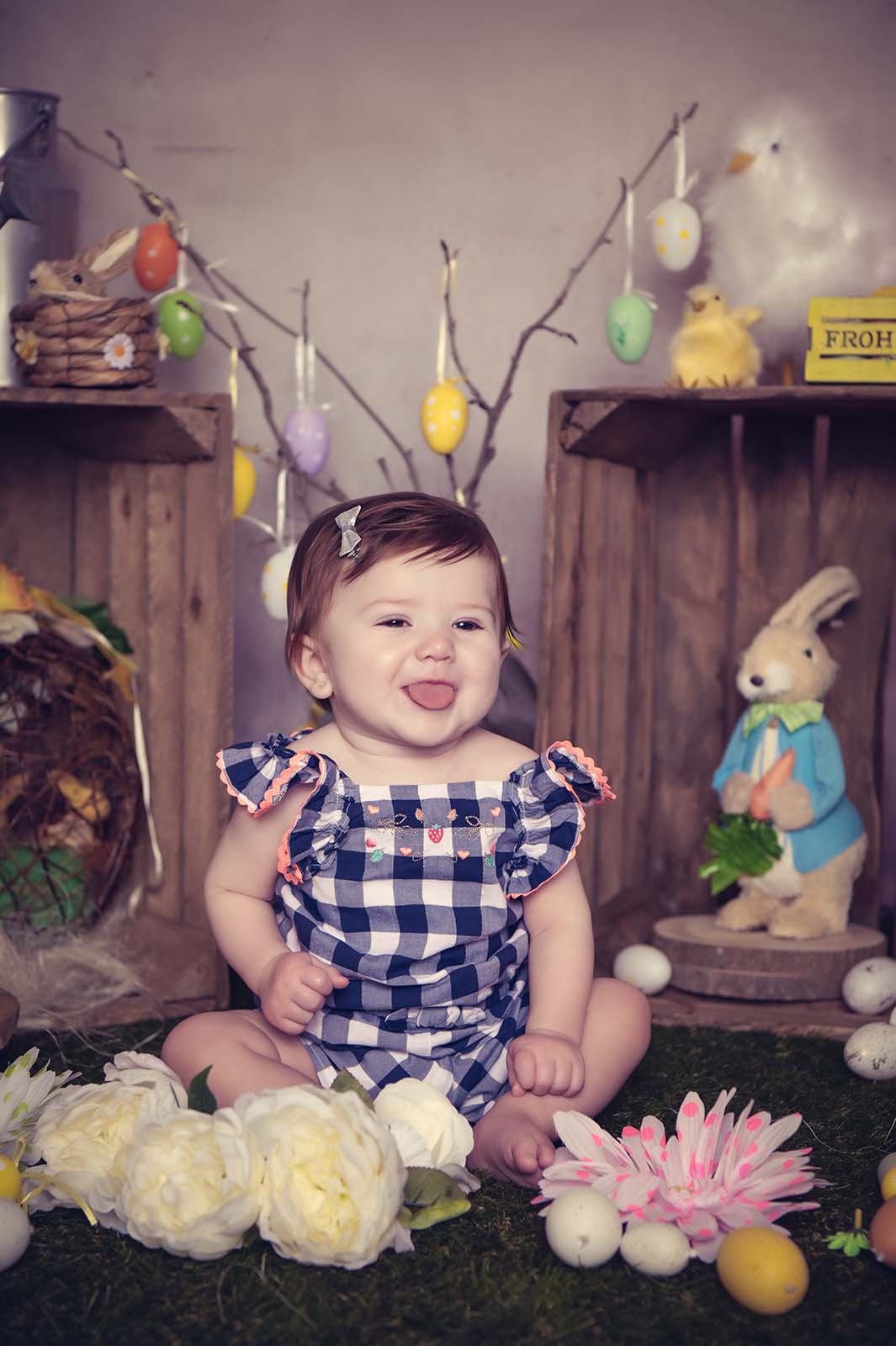 portrait d'une petite fille rousse assise dans un décor de Pâques