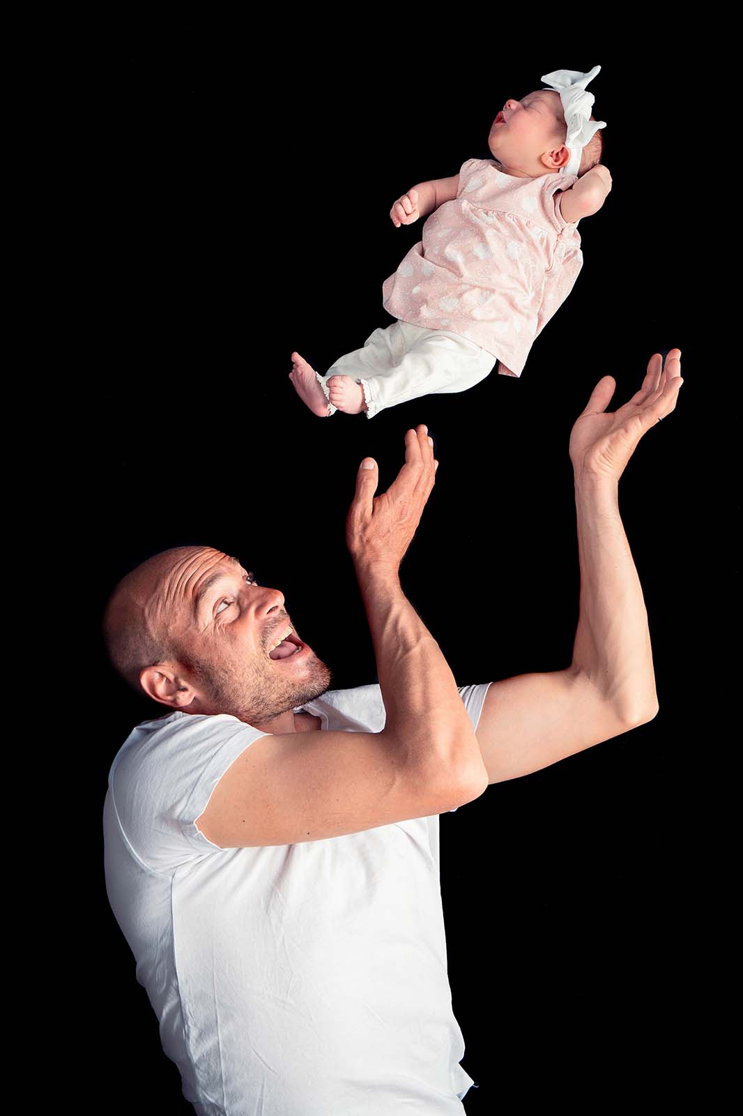 photo montage d'un homme envoyant un bébé en l'air