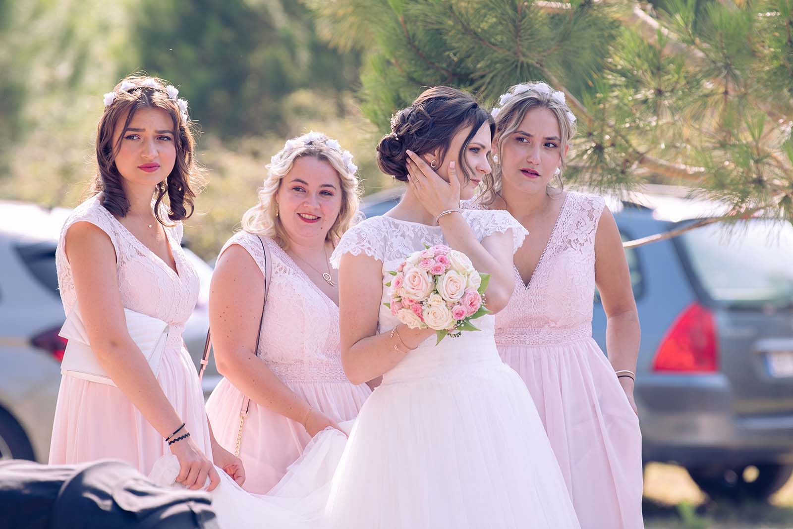 photo d'une mariée entourée de ses demoiselles d'honneur toutes vêtues d'une robe rose