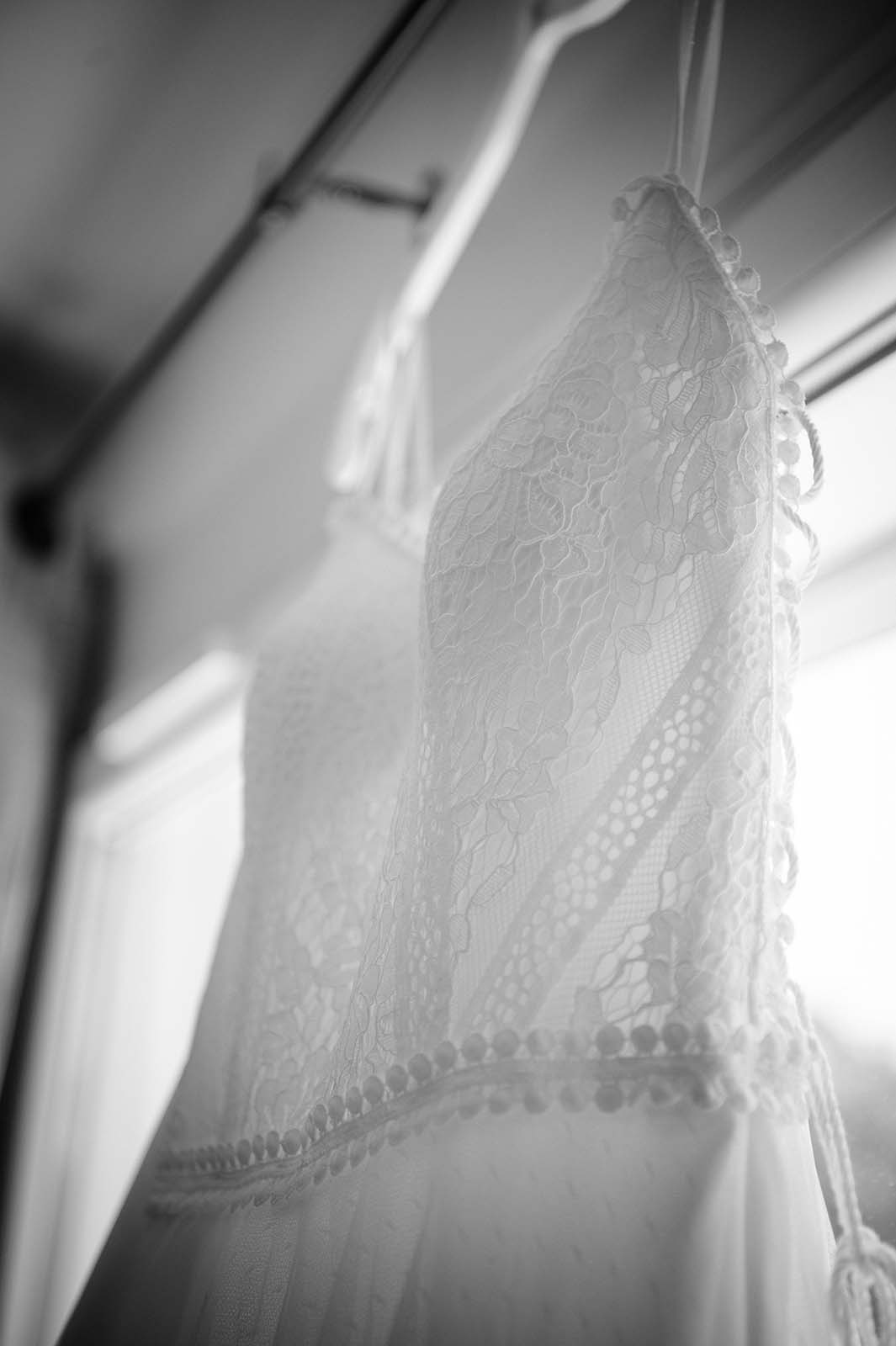 photo noir et blanc prise en contre jour, d'une robe de mariée