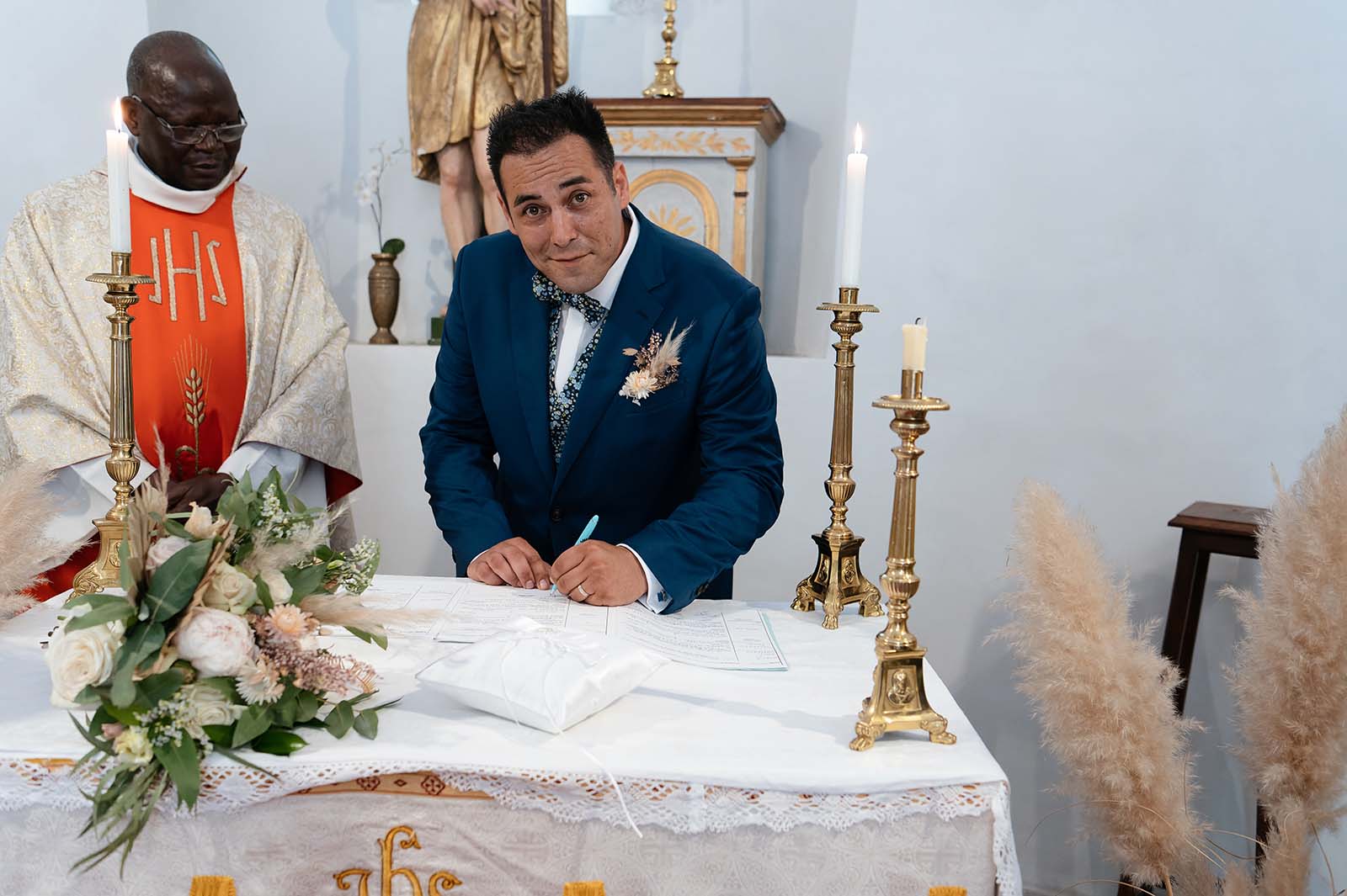 marié signant le registre de mariage à l'église
