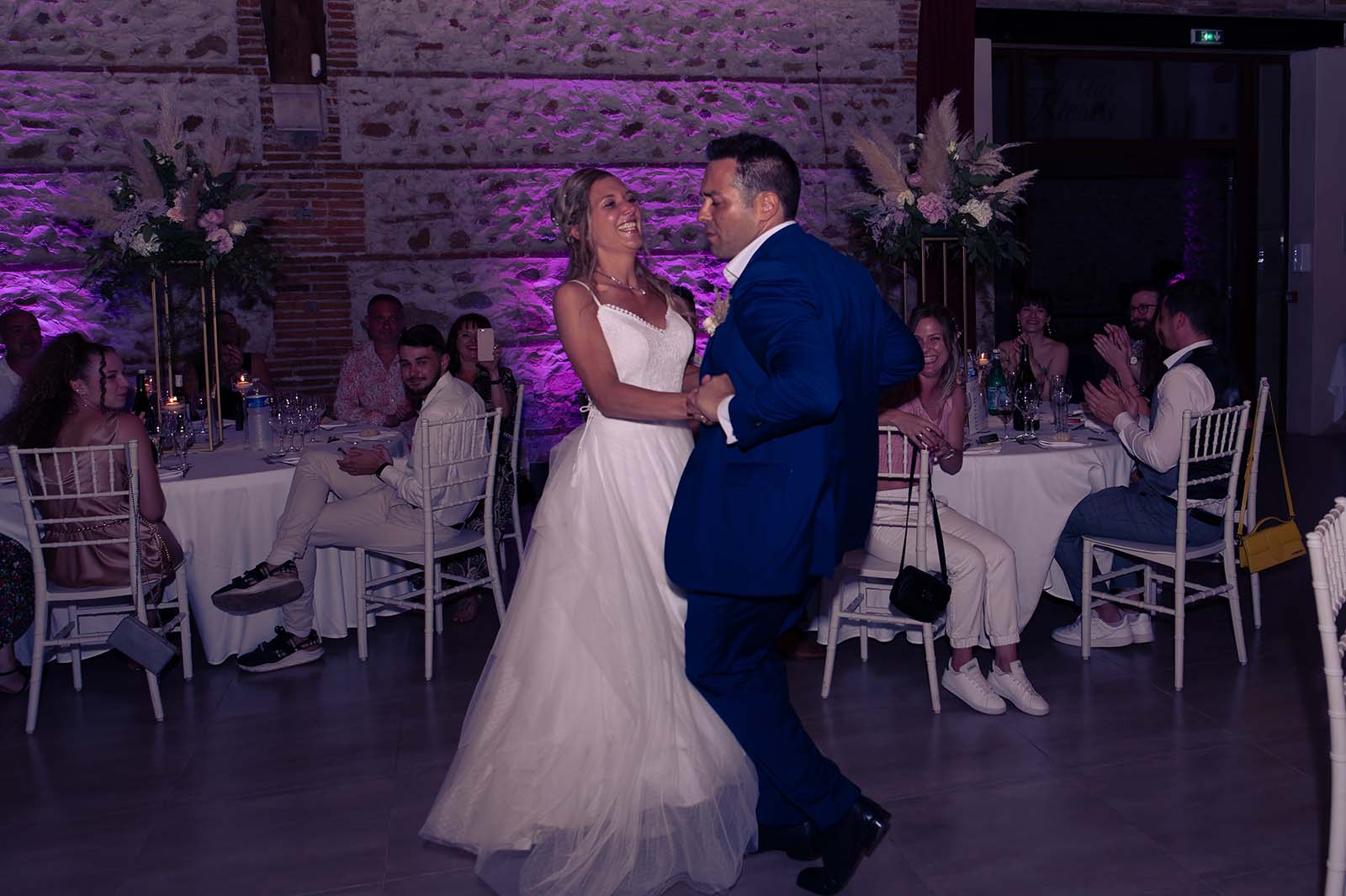 un couple de jeunes mariés en train de danser