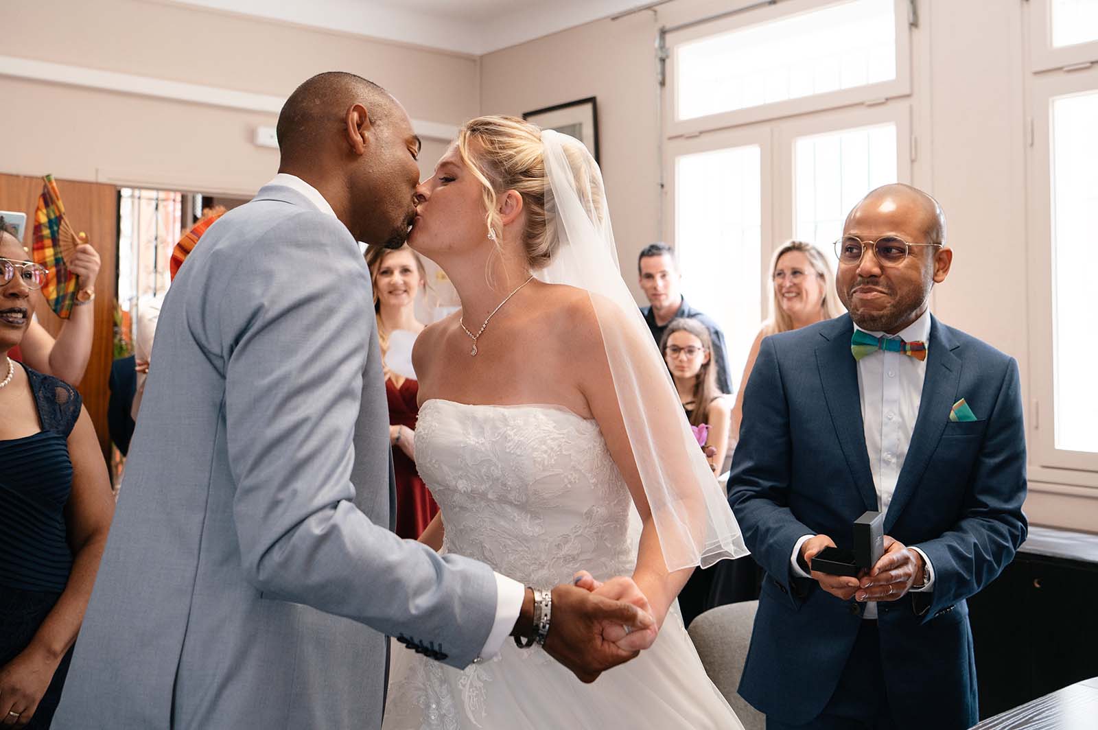 couple de mariés s'embrassant durant la cérémonie civile de leur mariage