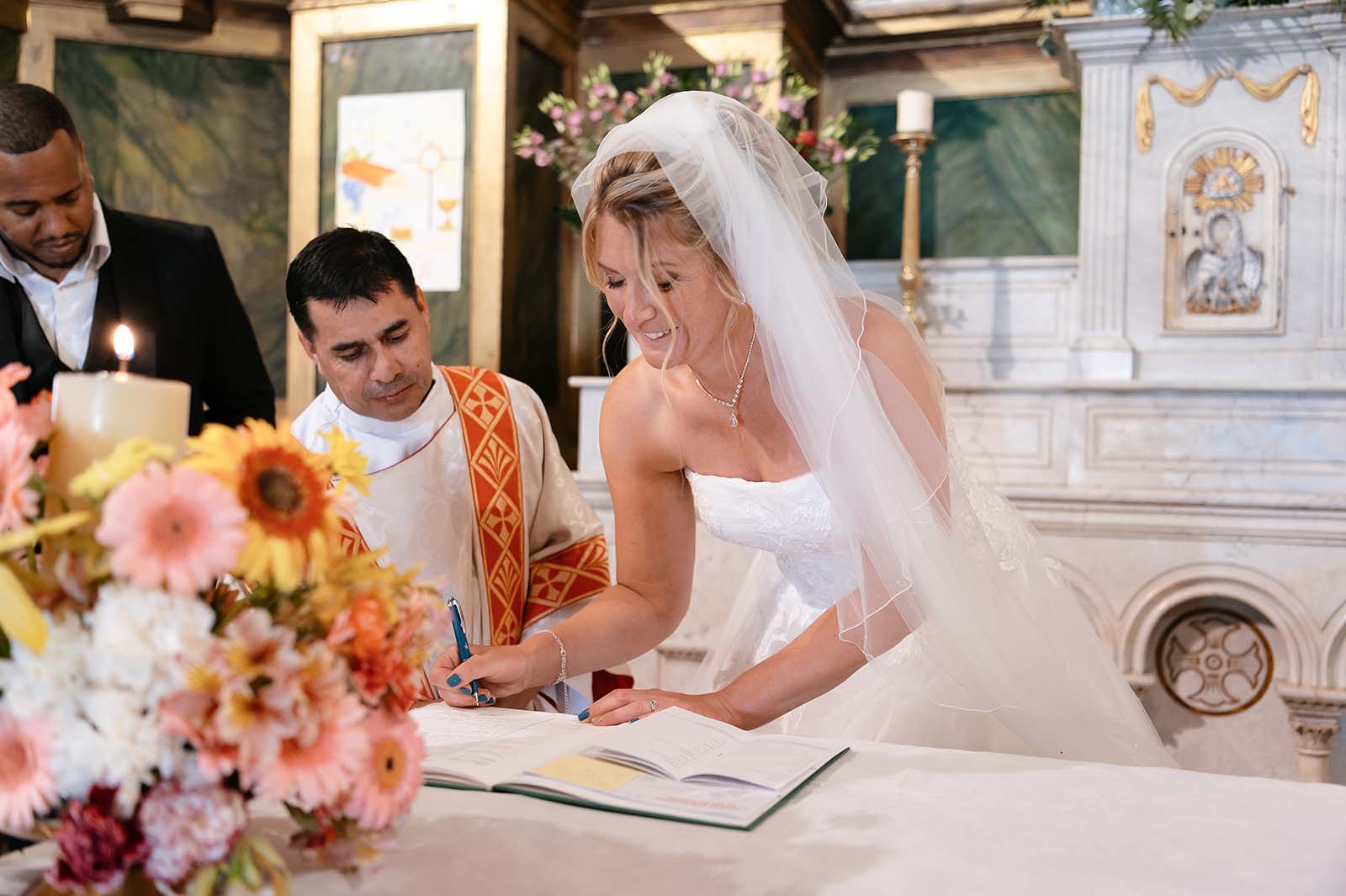 mariée signant le registre de mariage à l'église