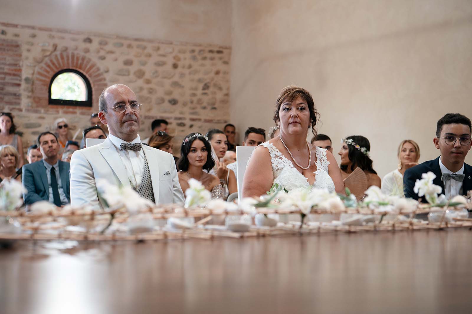 mariés assis à table lors de la cérémonie civile d'un mariage