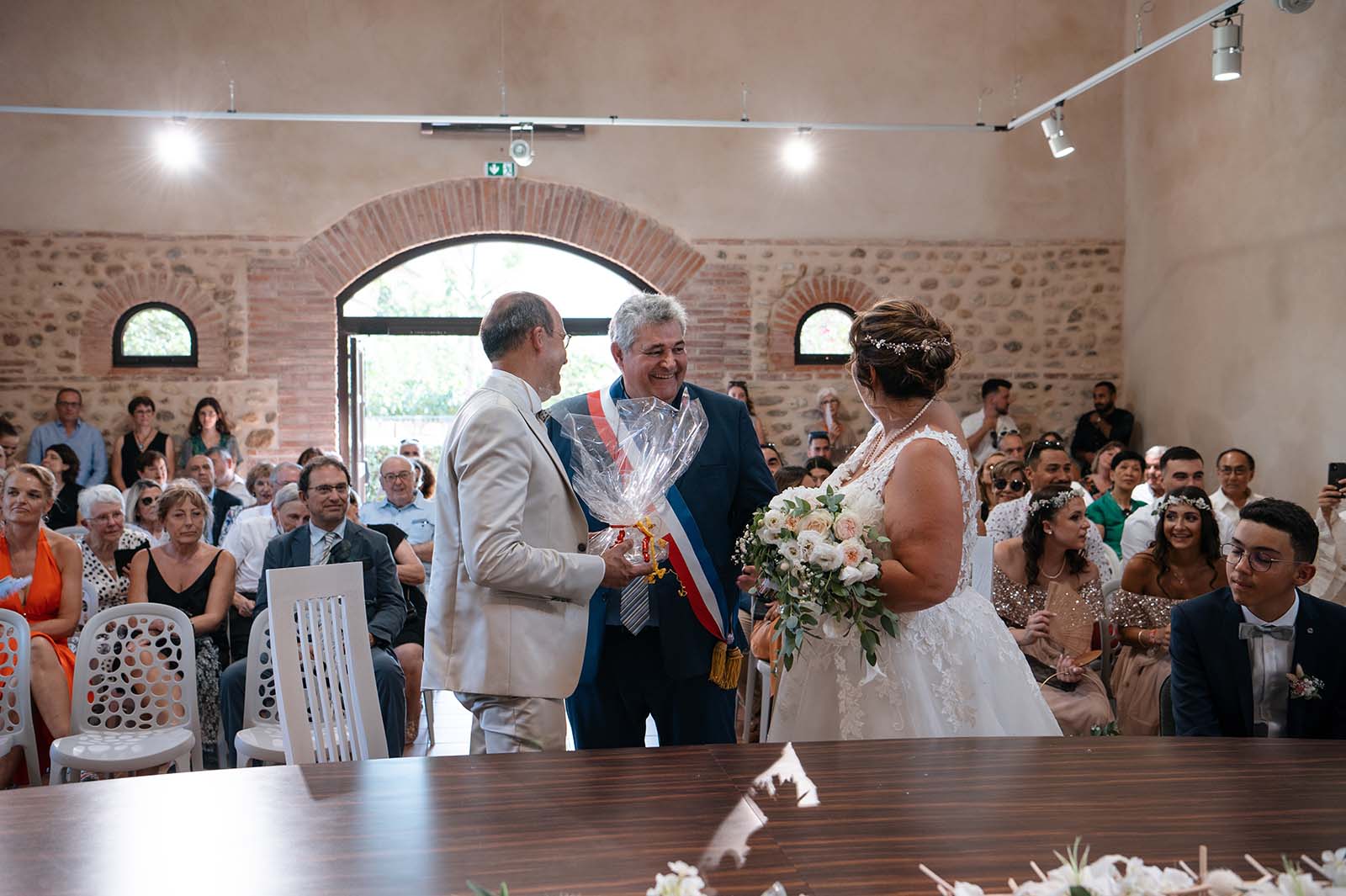 photo des mariés et du maire lors de la cérémonie civile d'un mariage