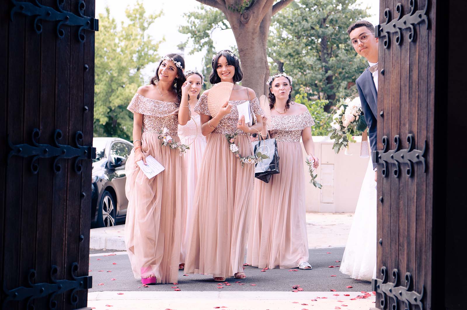 groupe de jeunes filles habillées en robe pailletées rose
