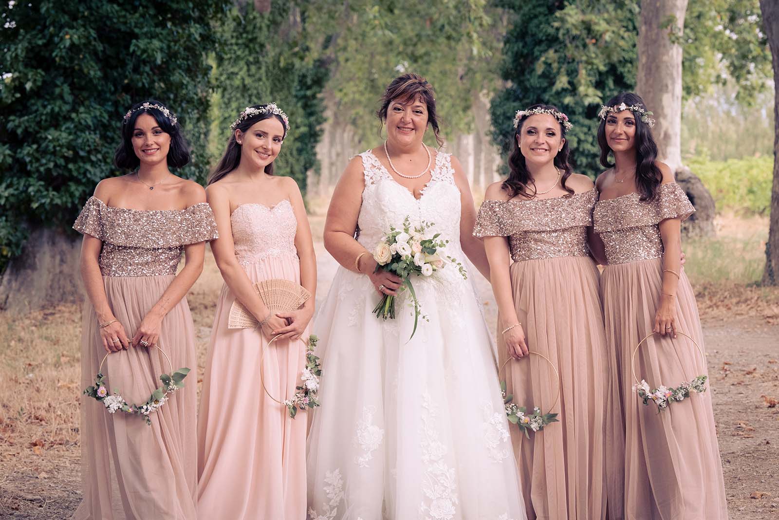une mariée entourée de ses demoiselles d'honneur habillées en rose