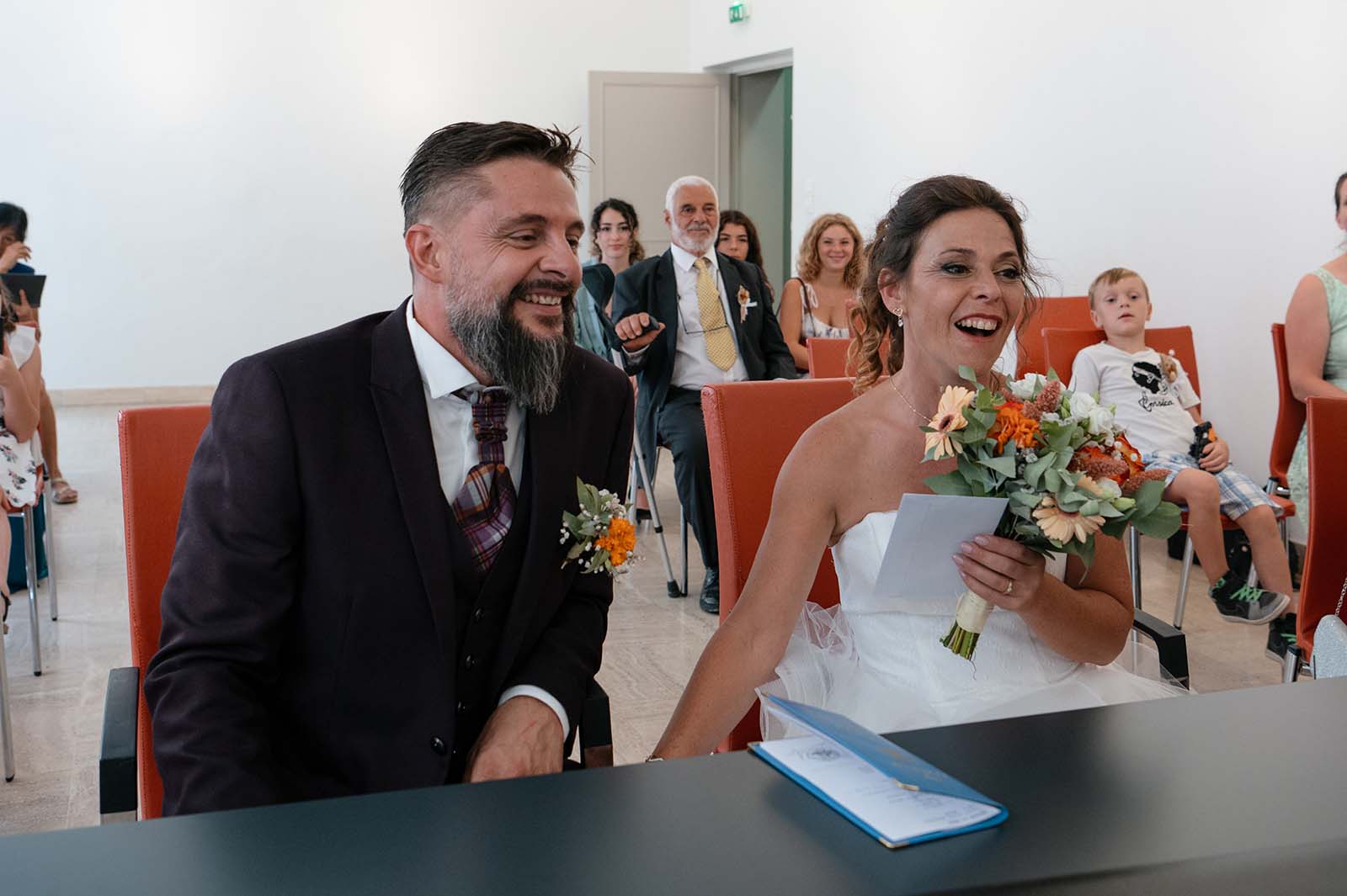mariés souriant lors d'une cérémonie civile