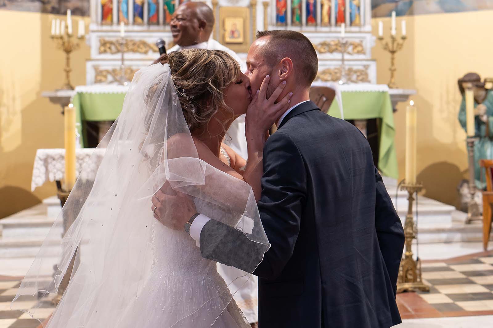 mariés s'embrassant à l'église