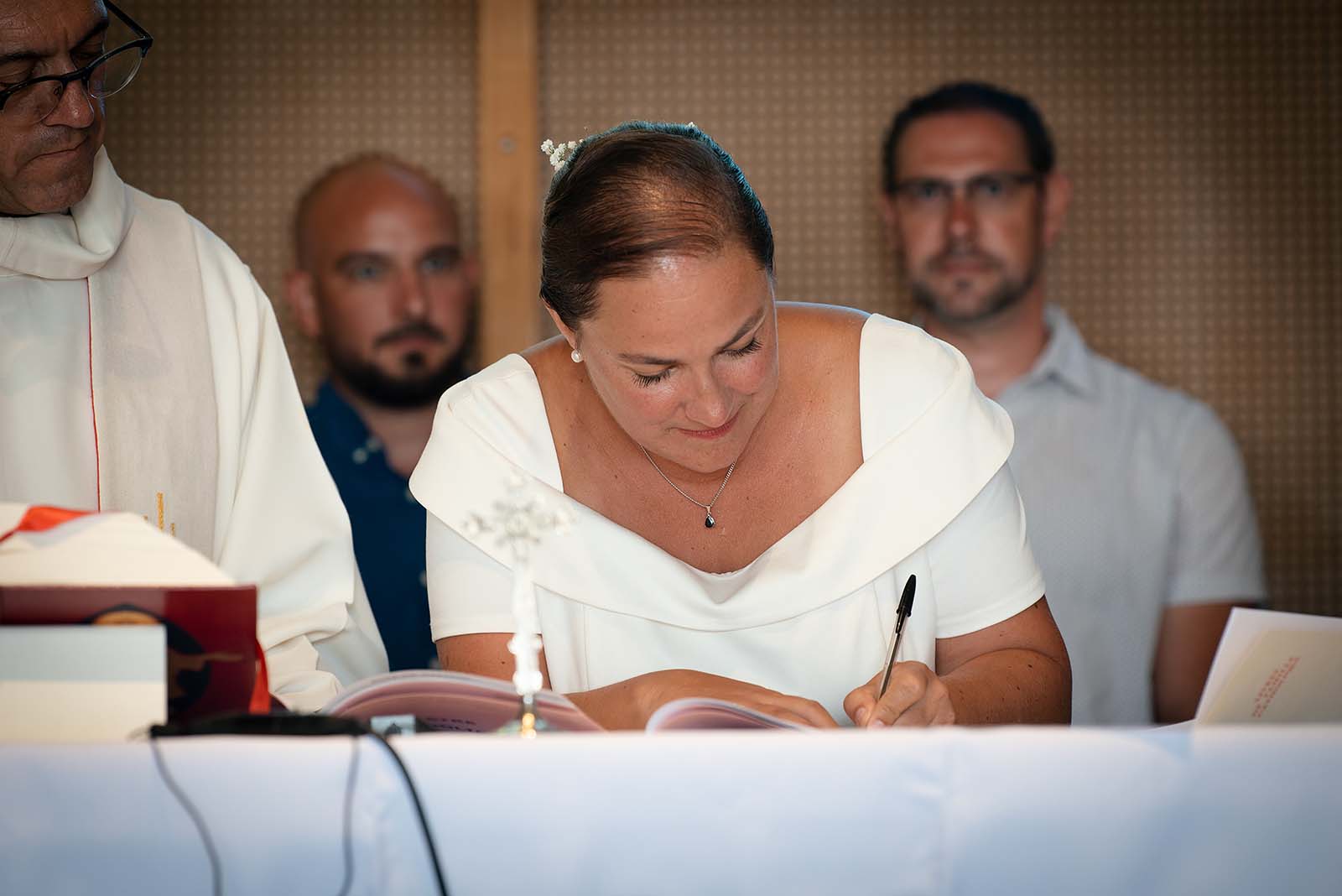 mariée signant les registres de mariage à l'église