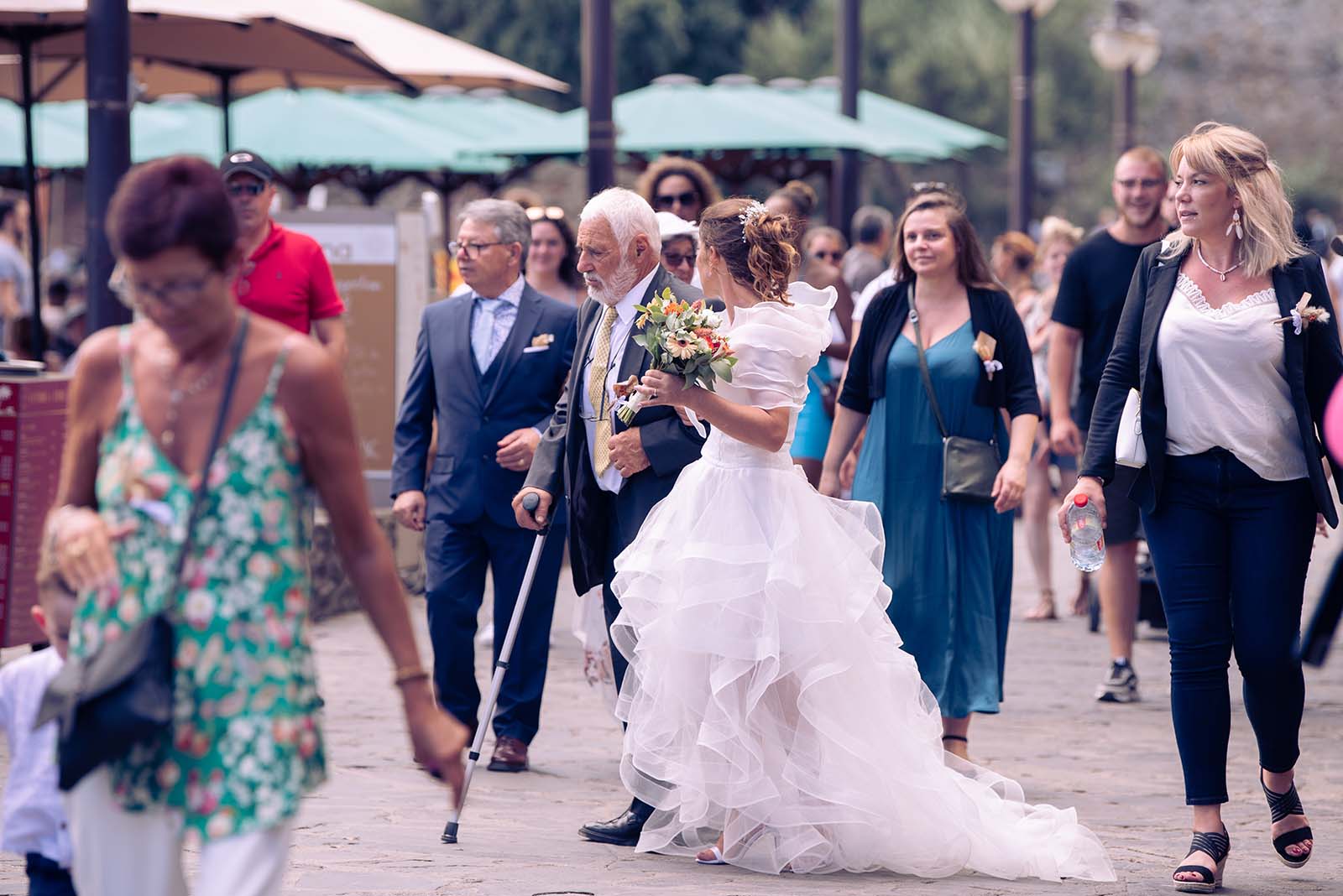 une mariée marchant dans la rue