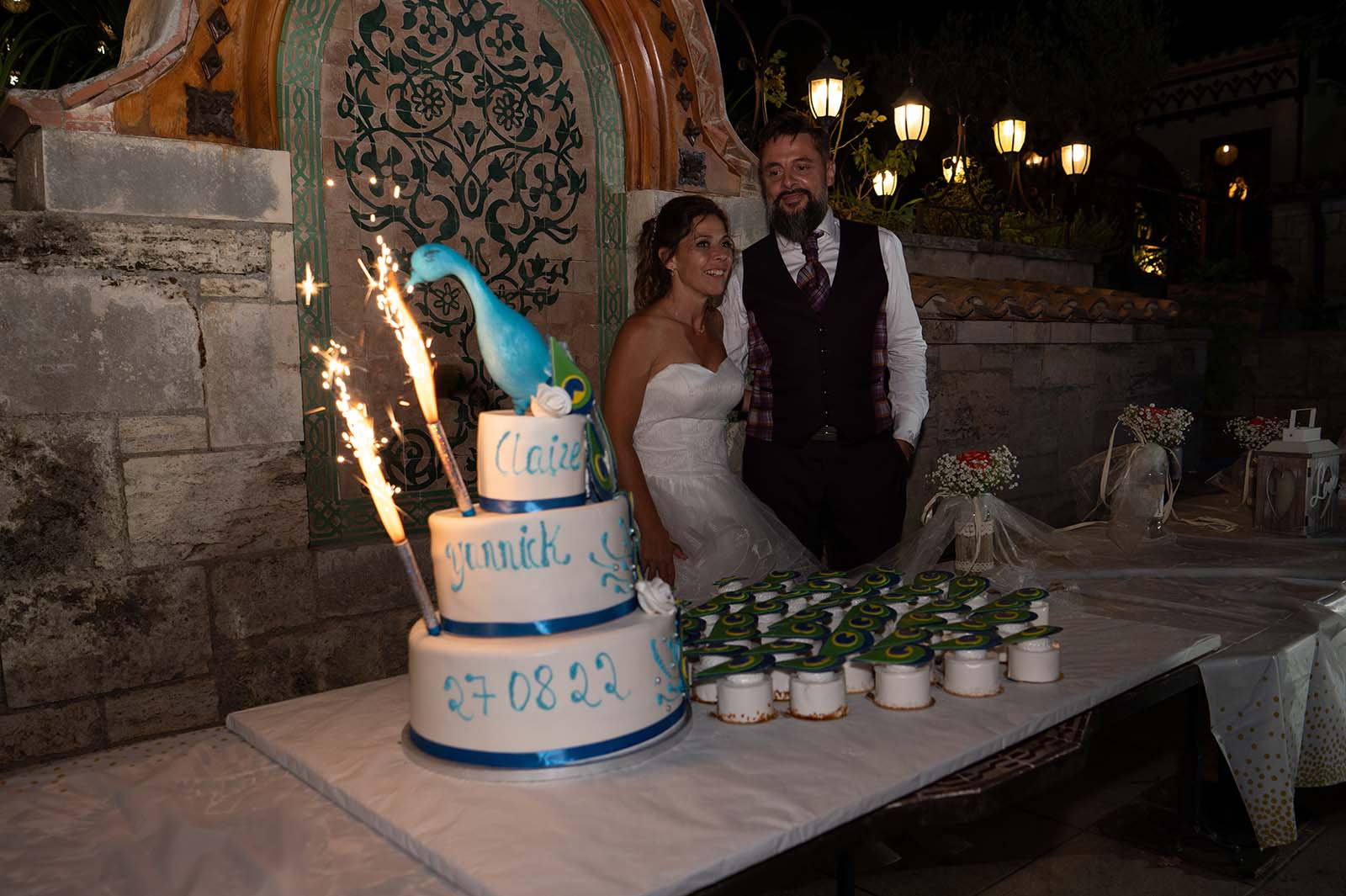 mariés derrière leur gâteau