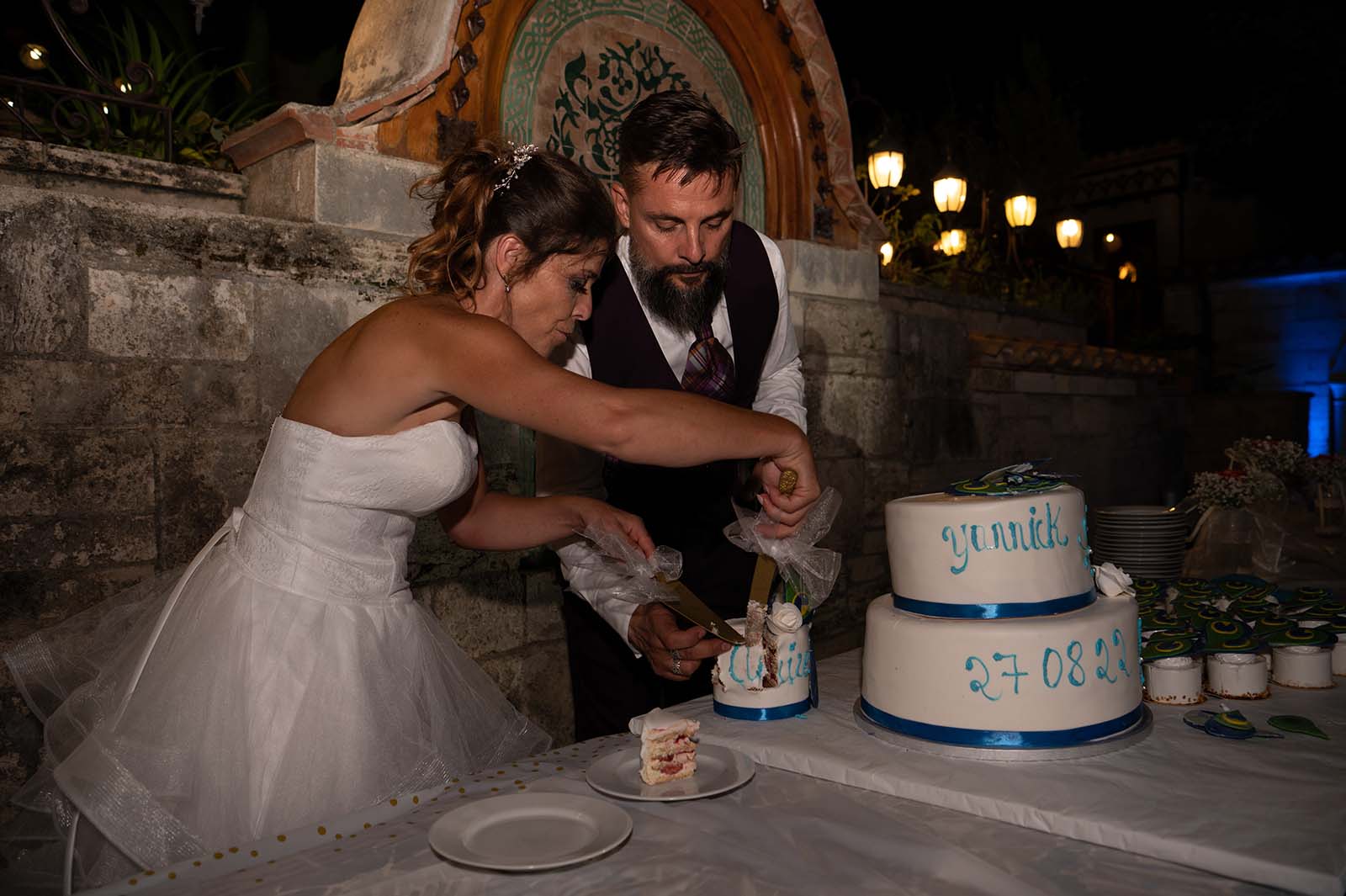 mariées en train de couper leur gâteau