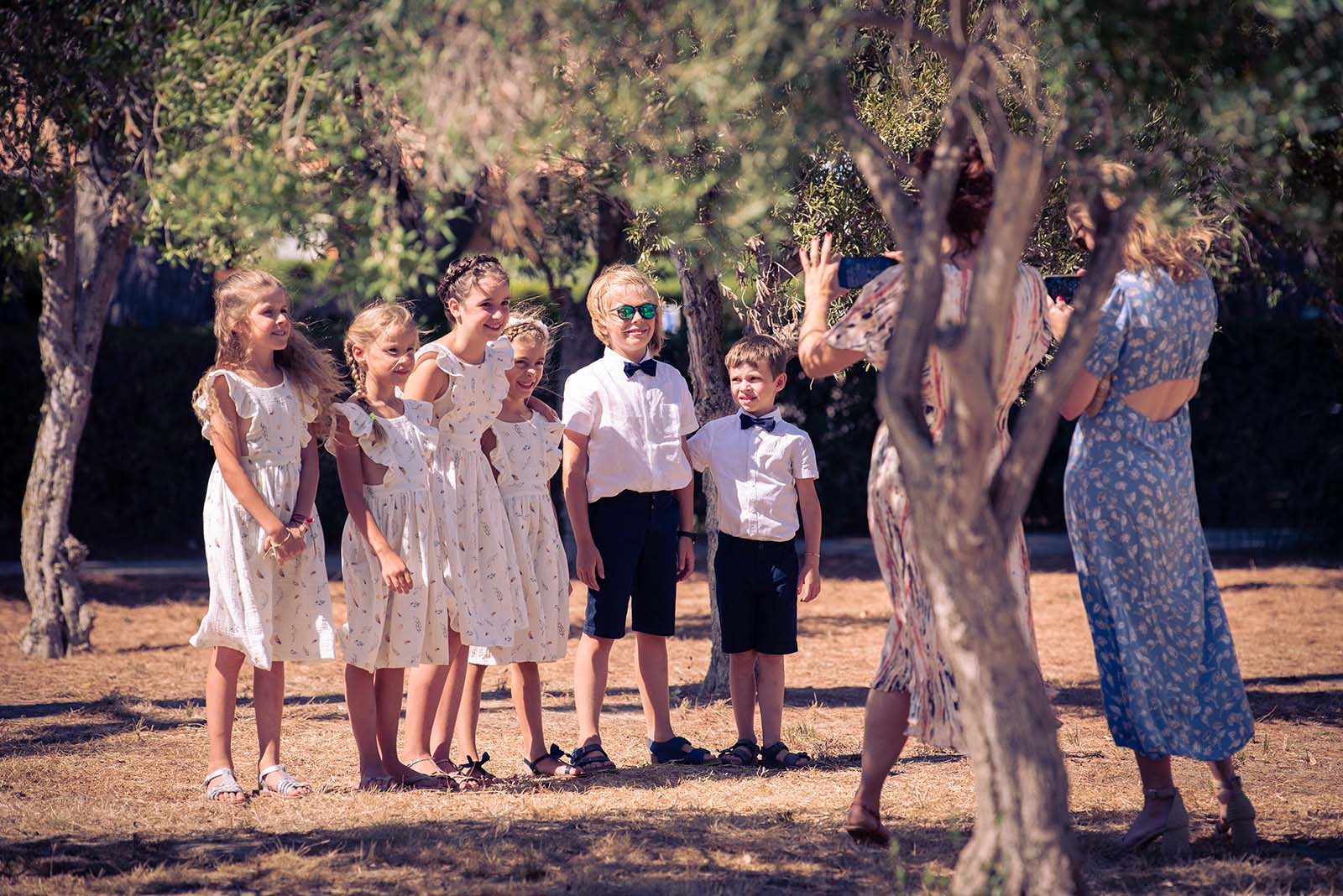 groupe d'enfants habillés en vêtement de cérémonie