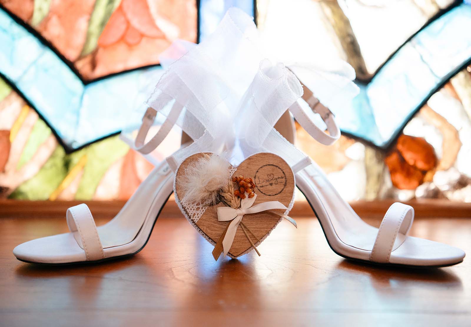 chaussures de mariée avec une boite en forme de coeur