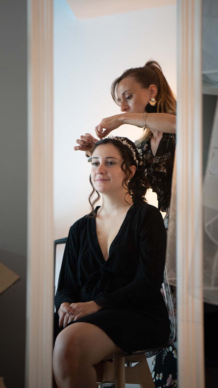 photos d'une mariée en train de se faire coiffer
