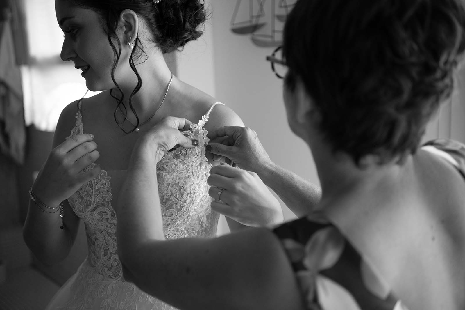 photo noir et blanc des préparatifs de la mariée