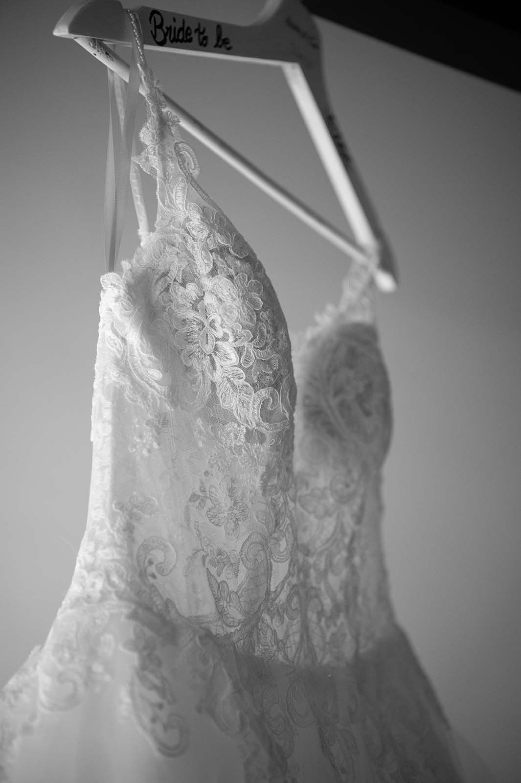 détail d'une robe de mariée accrochée à un cintre