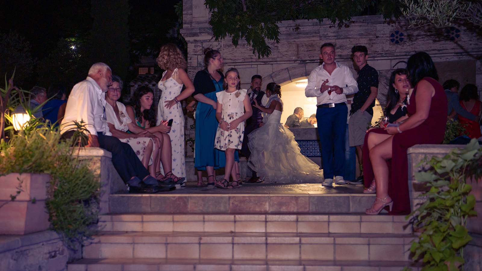 photo d'un groupe de personnes sur une terrasse