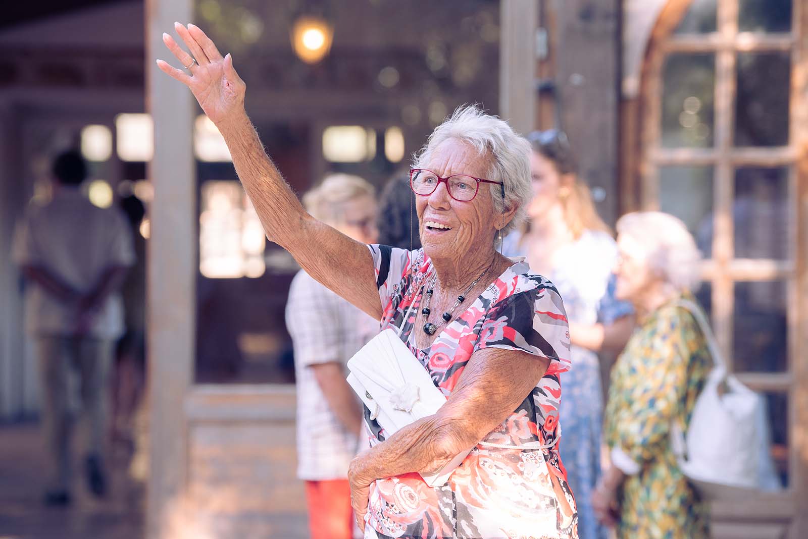 photo d'une vielle dame faisant signe à quelqu'un