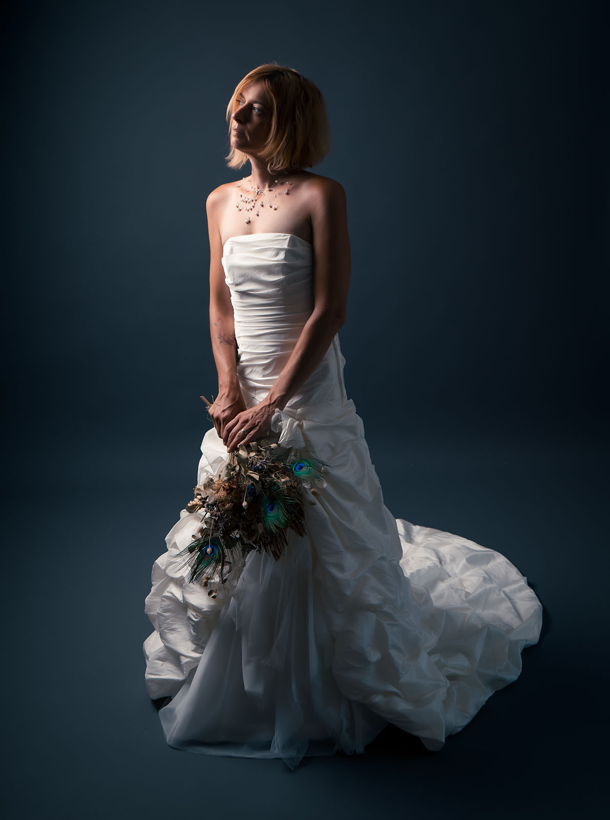 photo d'une mariée tenant un bouquet de fleur séchées prise en studio