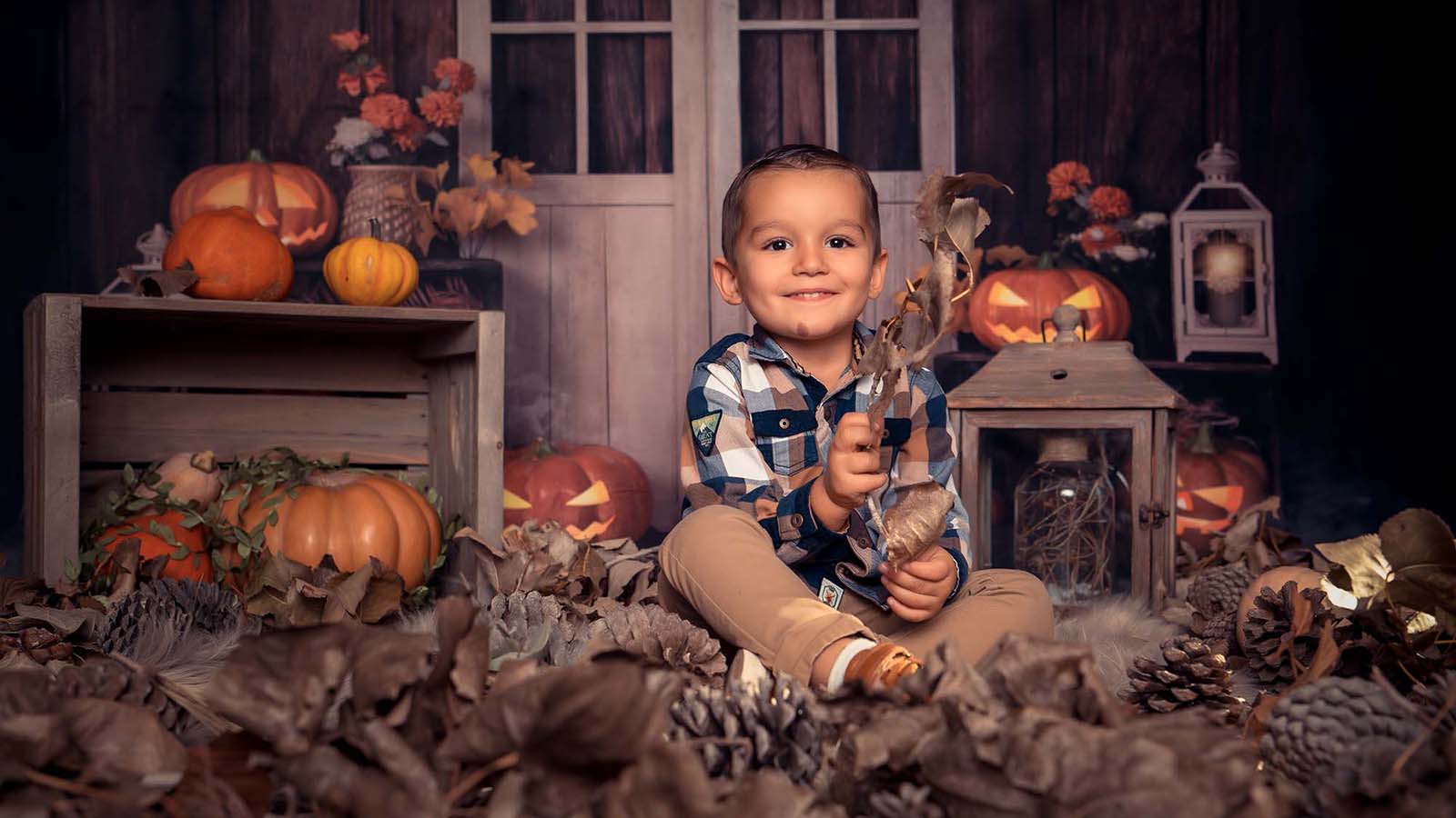 portrait d'un petit garçon dans un décor d'automne