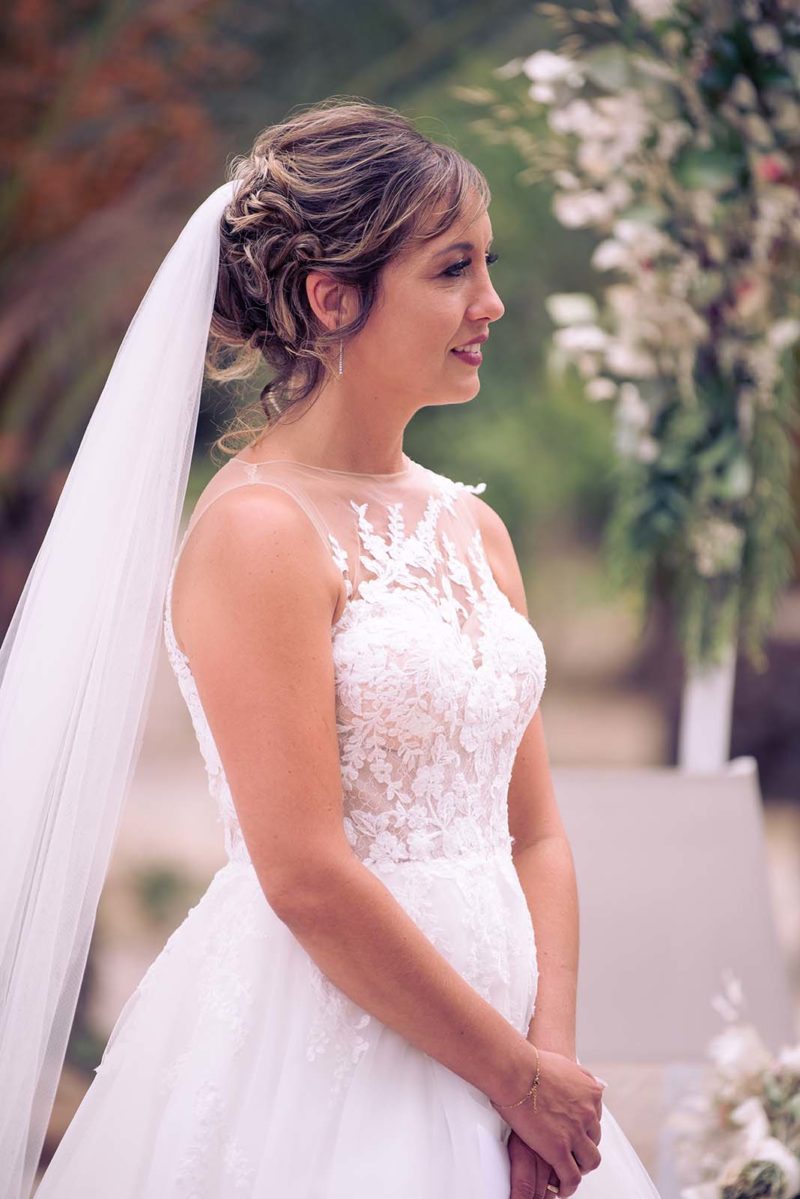 portrait de profil d'une mariée qui porte un voile et regarde sur le coté